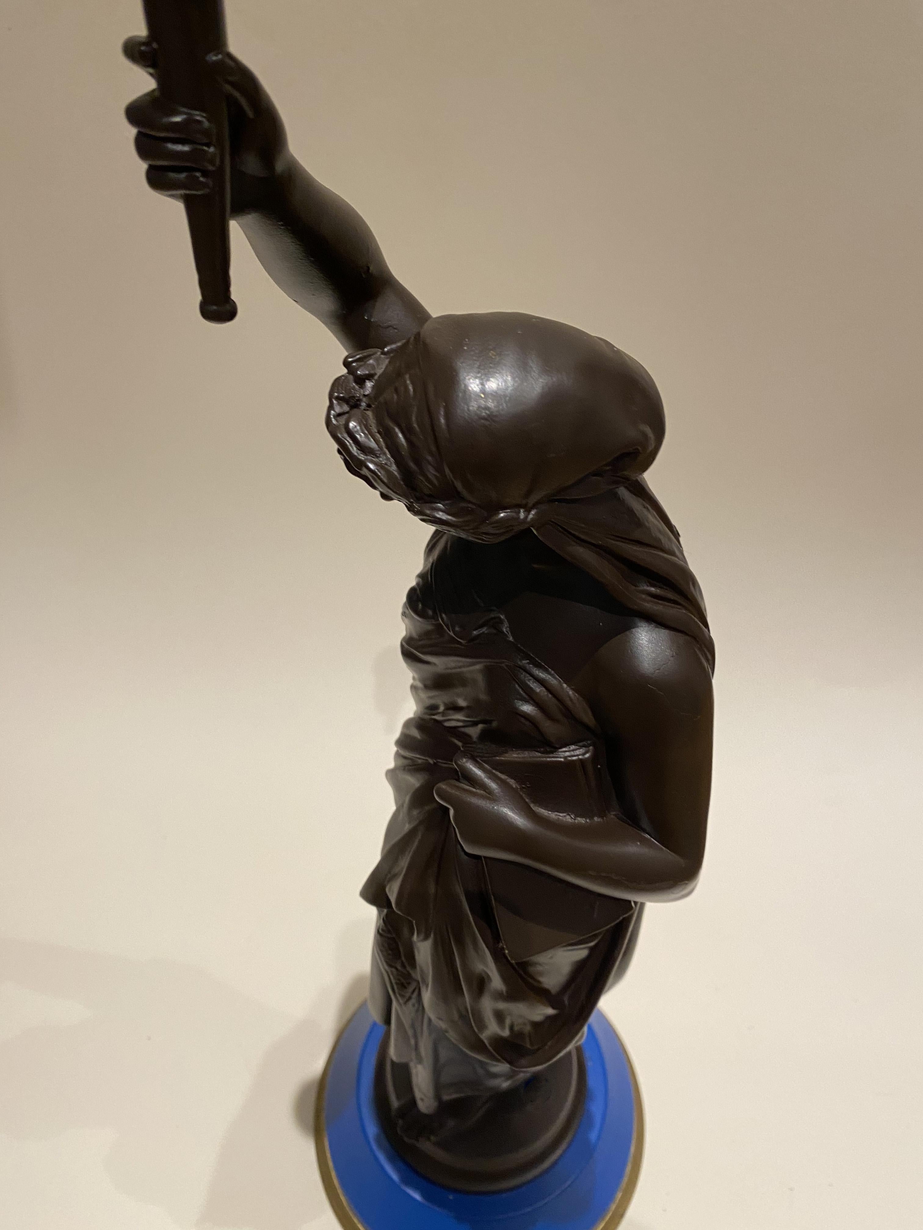 Lámpara Cariátide de Hierro Fundido Lacado Neoclásico o Candeladra Mujer Torchere en venta 2