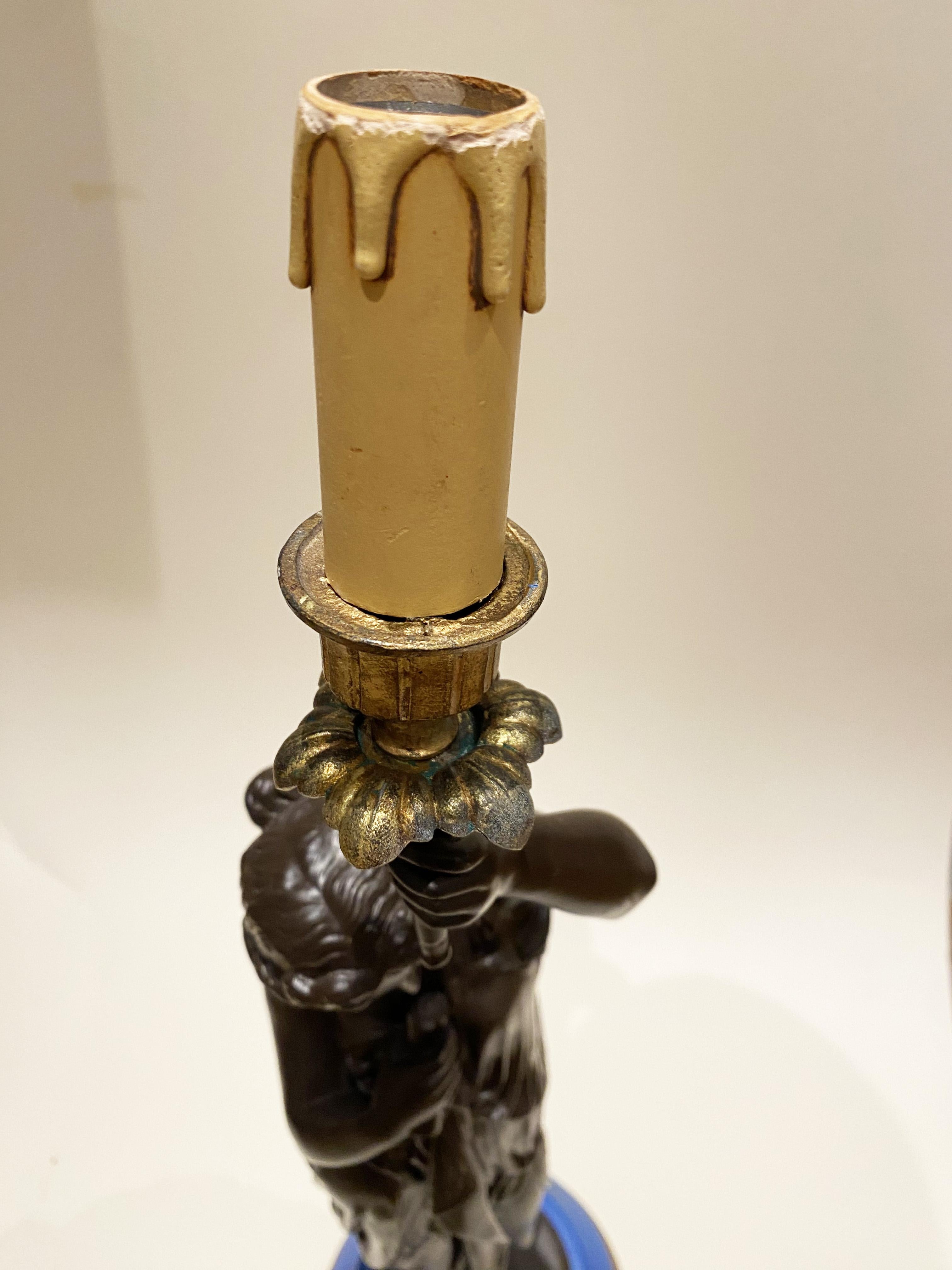 Lámpara Cariátide de Hierro Fundido Lacado Neoclásico o Candeladra Mujer Torchere en venta 2