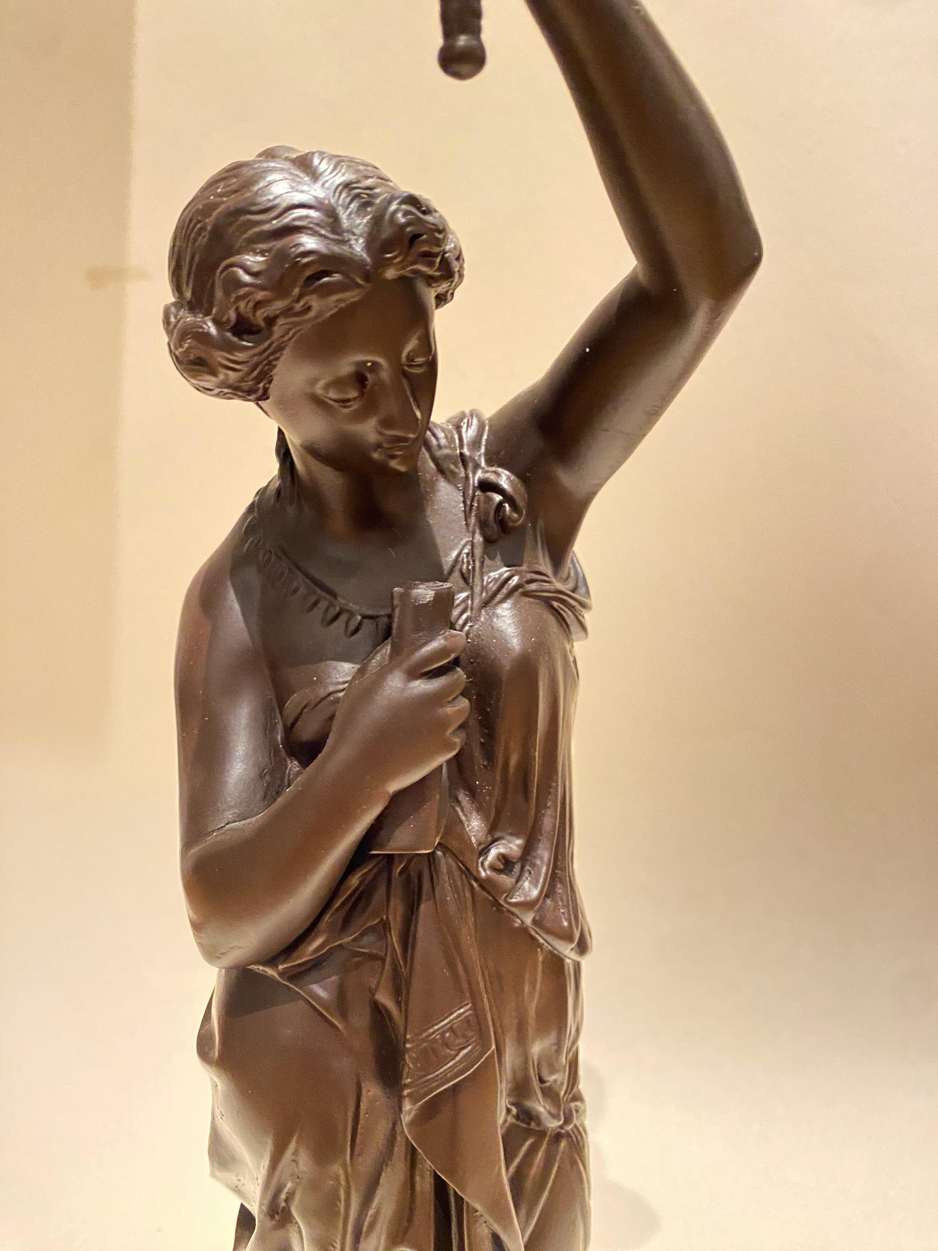 Lámpara Cariátide de Hierro Fundido Lacado Neoclásico o Candeladra Mujer Torchere en venta 3