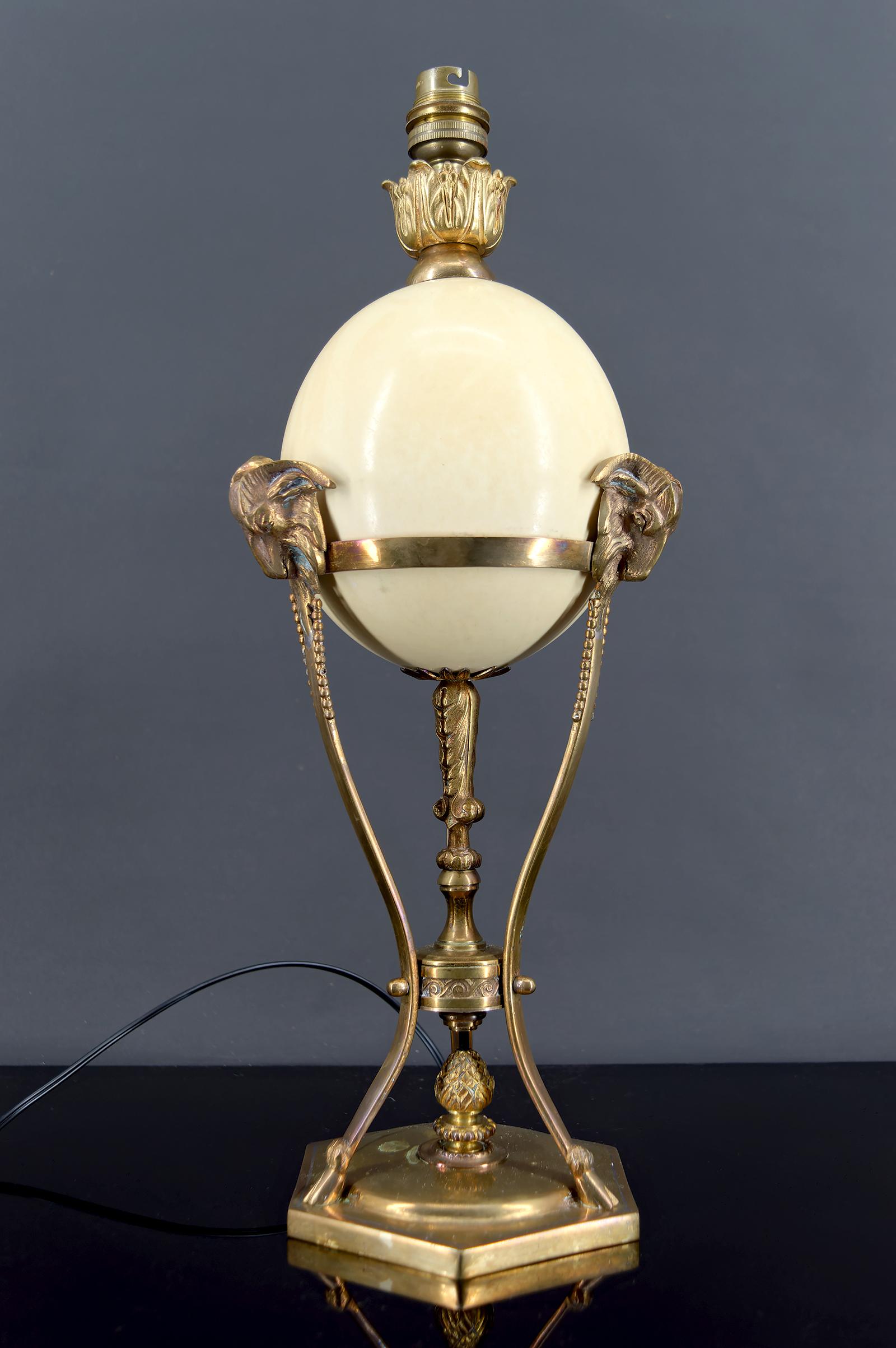 Neoklassische Lampe - Straußenei und Athenische Bronze mit Tiermotiv, Frankreich, CIRCA 1900

Eine elegante und seltene Lampe im neoklassizistischen Stil, die um 1900 in Frankreich hergestellt wurde.

Die fein ziselierte Bronzemontierung hat die