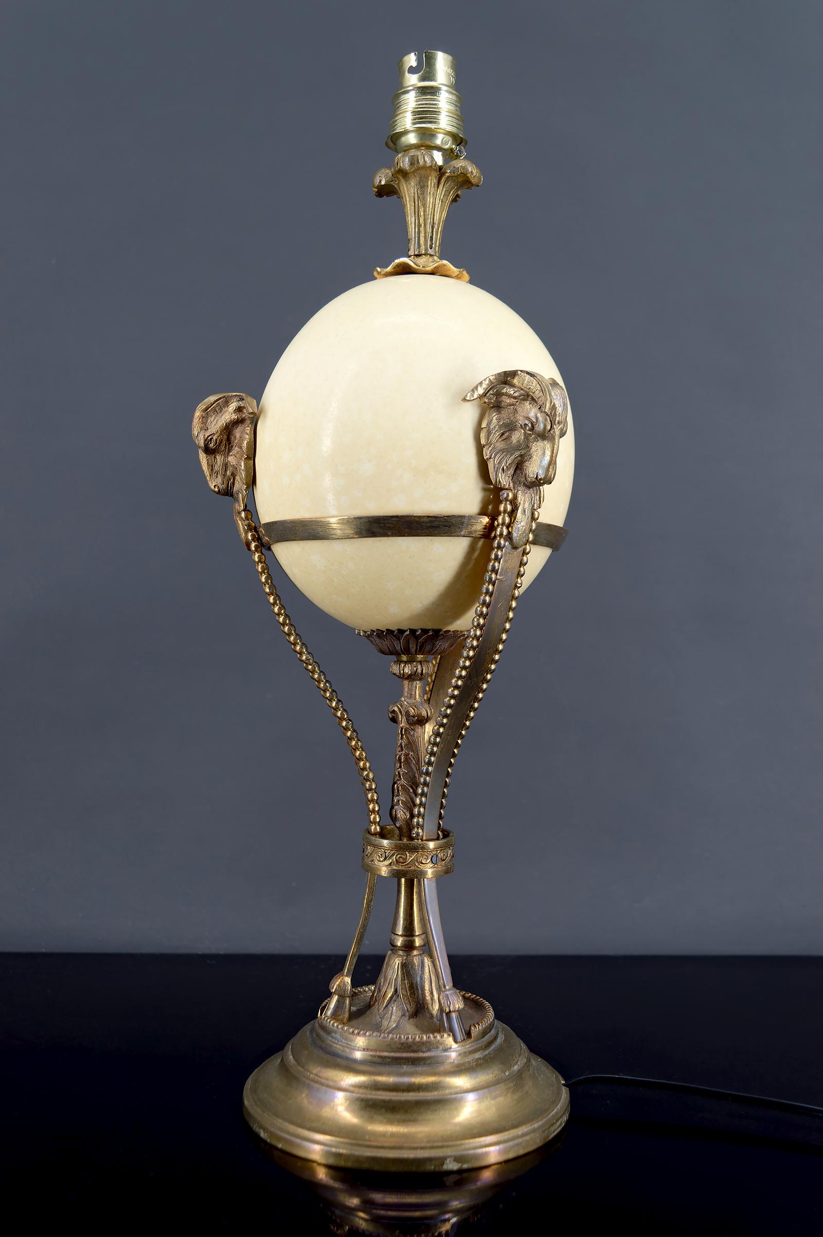 Neoklassische Lampe - Straußenei und Athenische Bronze mit Tiermotiv, Frankreich, CIRCA 1900

Eine elegante und seltene Lampe im neoklassizistischen Stil, die um 1900 in Frankreich hergestellt wurde.

Die fein ziselierte Bronzemontierung hat die