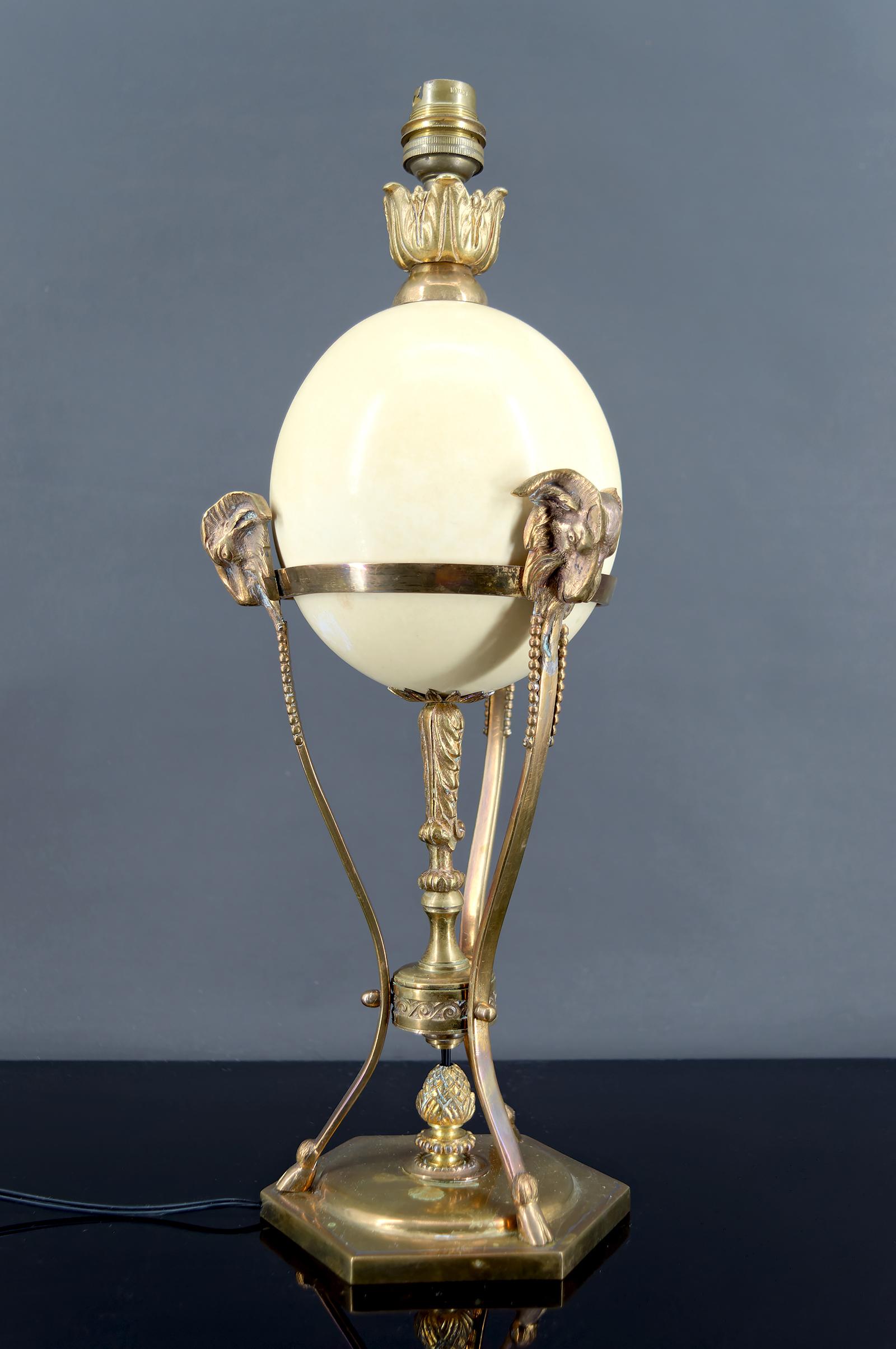 Neoklassizistische Lampe, Straußenei und Athener Bronzemontierung mit Tiermotiv, Frankreich (Neoklassisches Revival) im Angebot