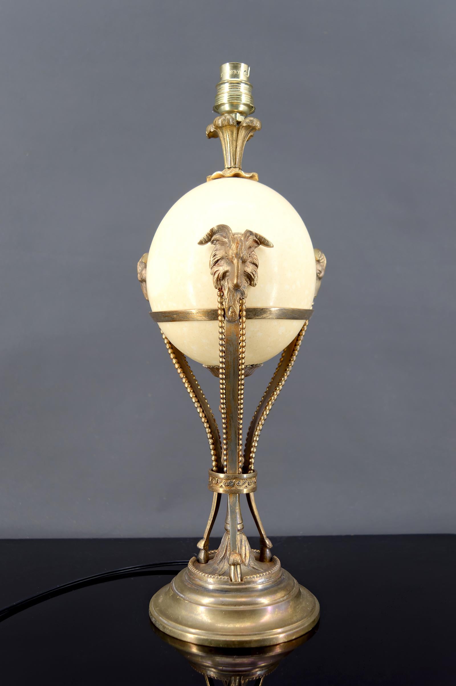 Neoklassizistische Lampe, Straußenei und Athener Bronzemontierung mit Tiermotiv, Frankreich (Neoklassisches Revival) im Angebot