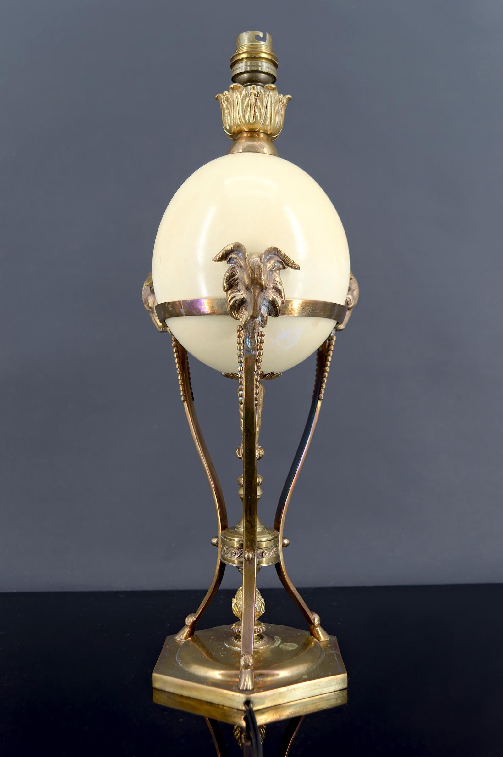 Neoklassizistische Lampe, Straußenei und Athener Bronzemontierung mit Tiermotiv, Frankreich (Französisch) im Angebot