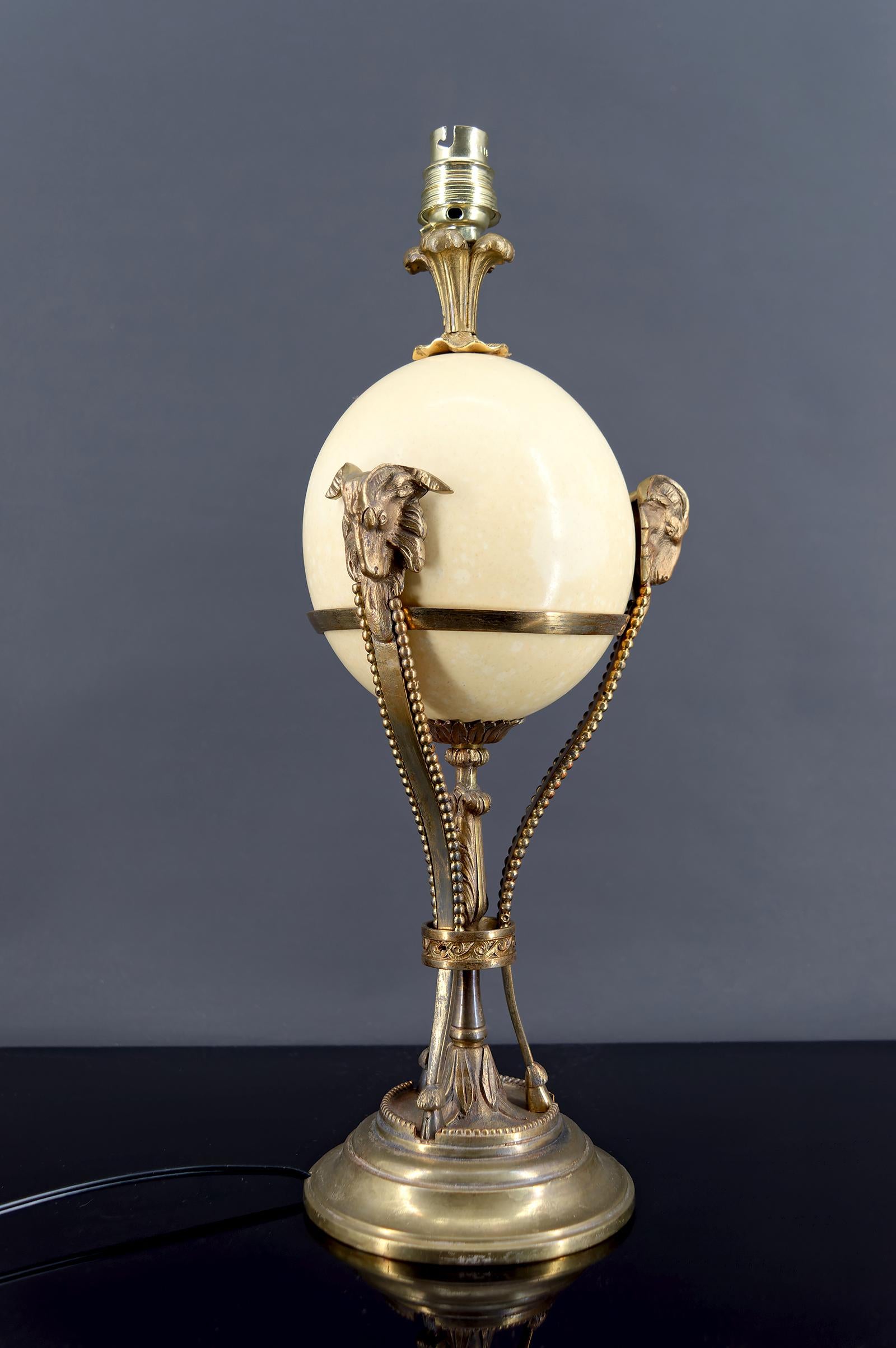 Neoklassizistische Lampe, Straußenei und Athener Bronzemontierung mit Tiermotiv, Frankreich (Französisch) im Angebot