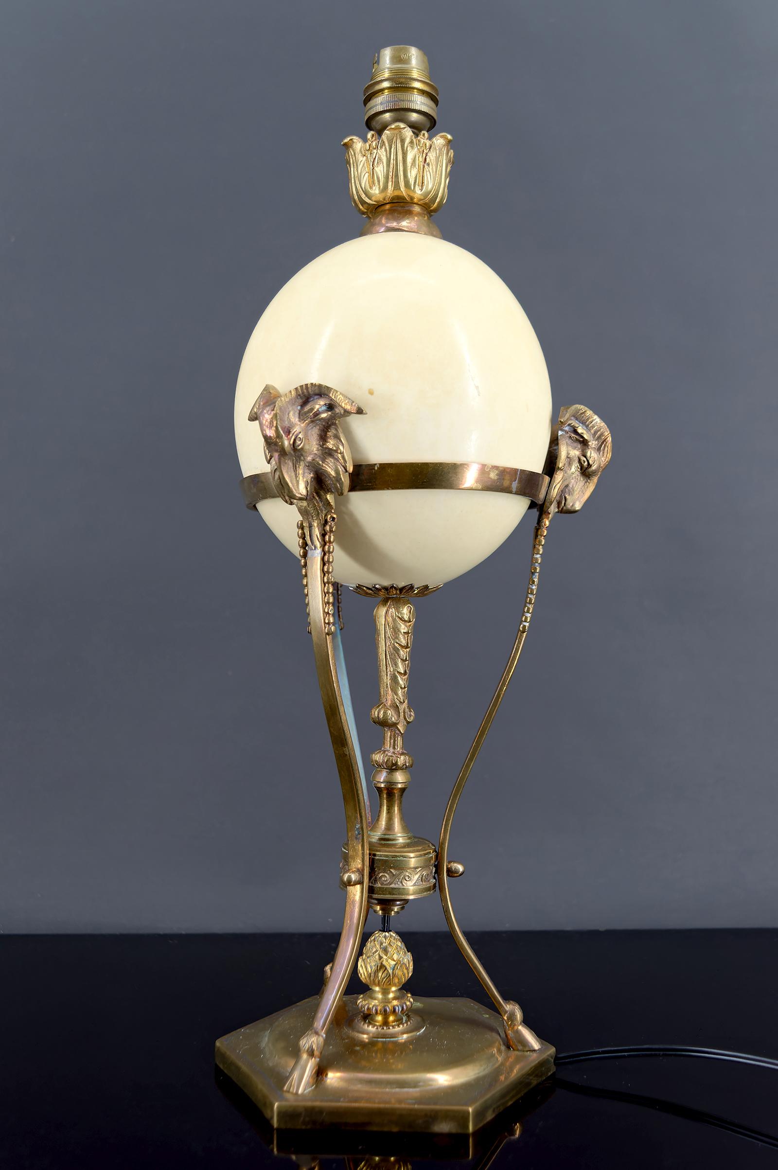 Neoklassizistische Lampe, Straußenei und Athener Bronzemontierung mit Tiermotiv, Frankreich (Gegossen) im Angebot