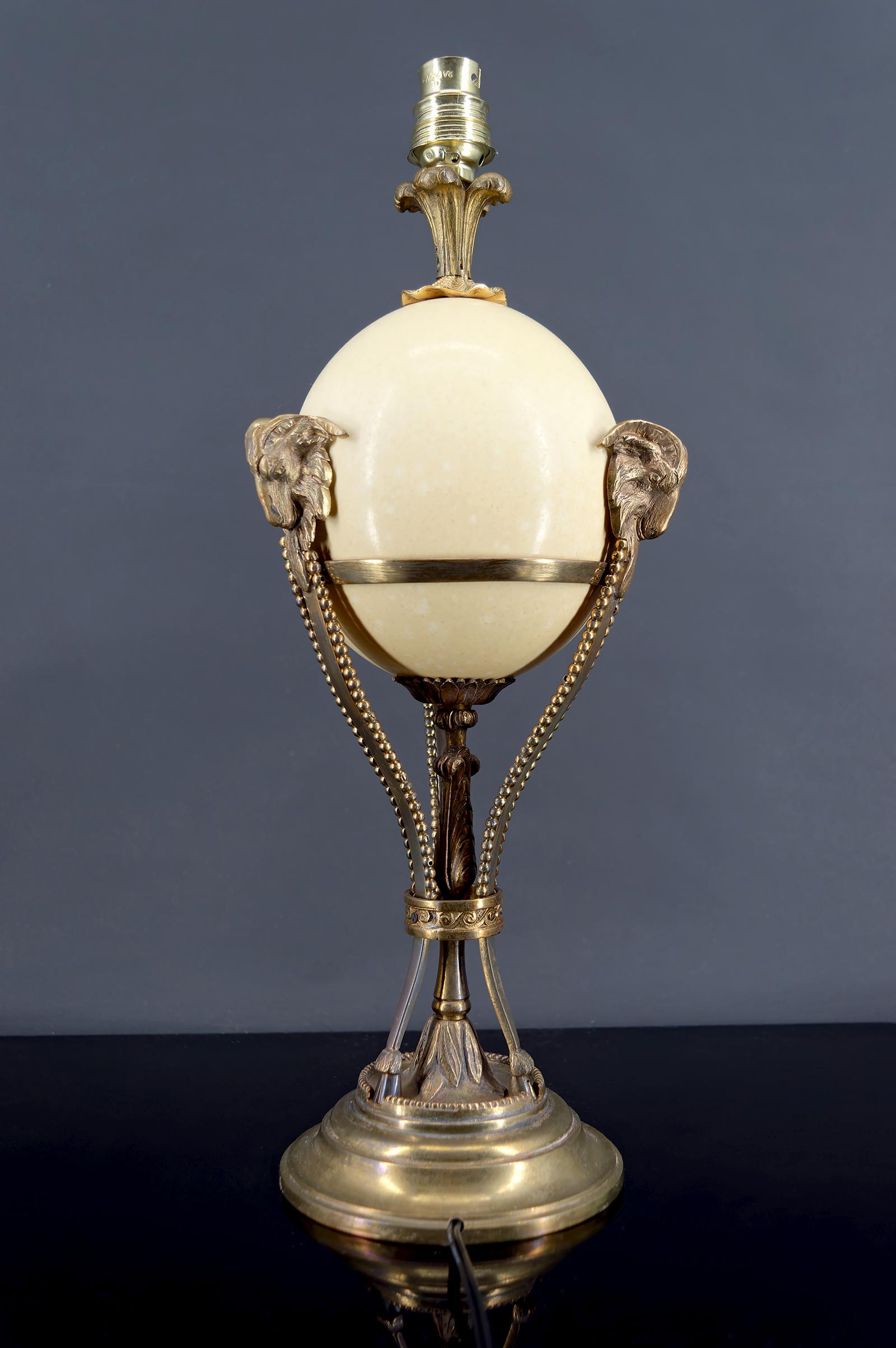 Neoklassizistische Lampe, Straußenei und Athener Bronzemontierung mit Tiermotiv, Frankreich (Gegossen) im Angebot