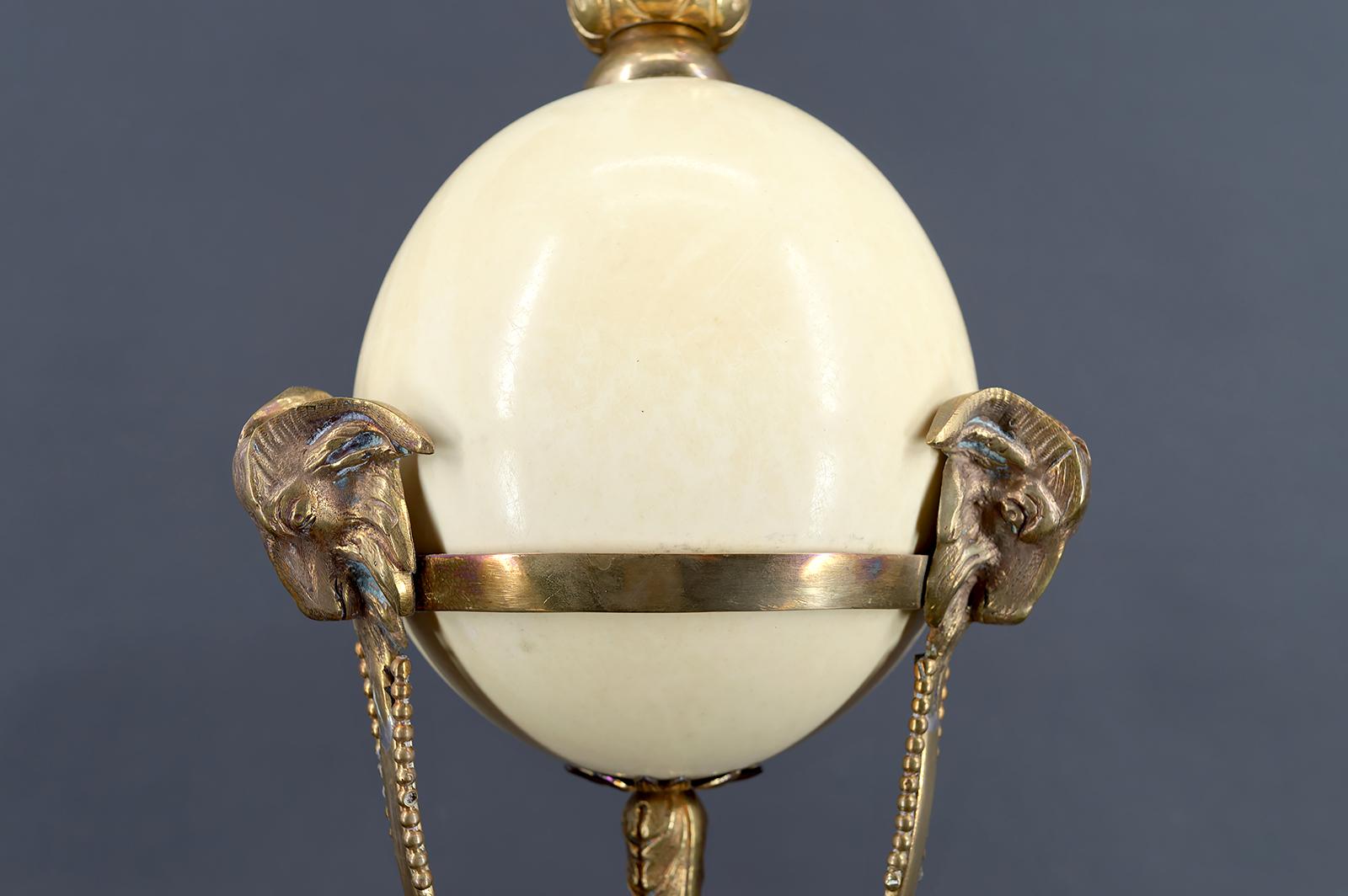 Neoklassizistische Lampe, Straußenei und Athener Bronzemontierung mit Tiermotiv, Frankreich im Zustand „Gut“ im Angebot in VÉZELAY, FR