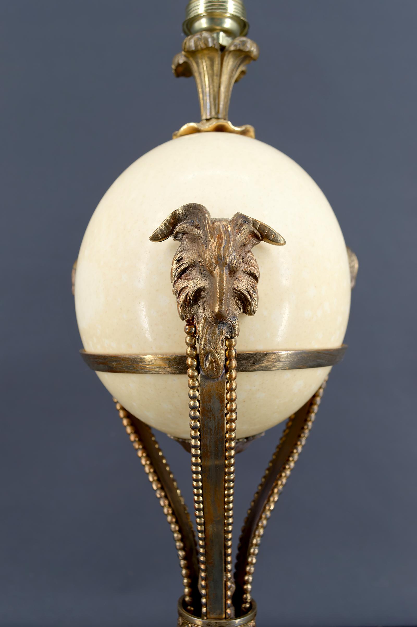 Neoklassizistische Lampe, Straußenei und Athener Bronzemontierung mit Tiermotiv, Frankreich im Zustand „Gut“ im Angebot in VÉZELAY, FR