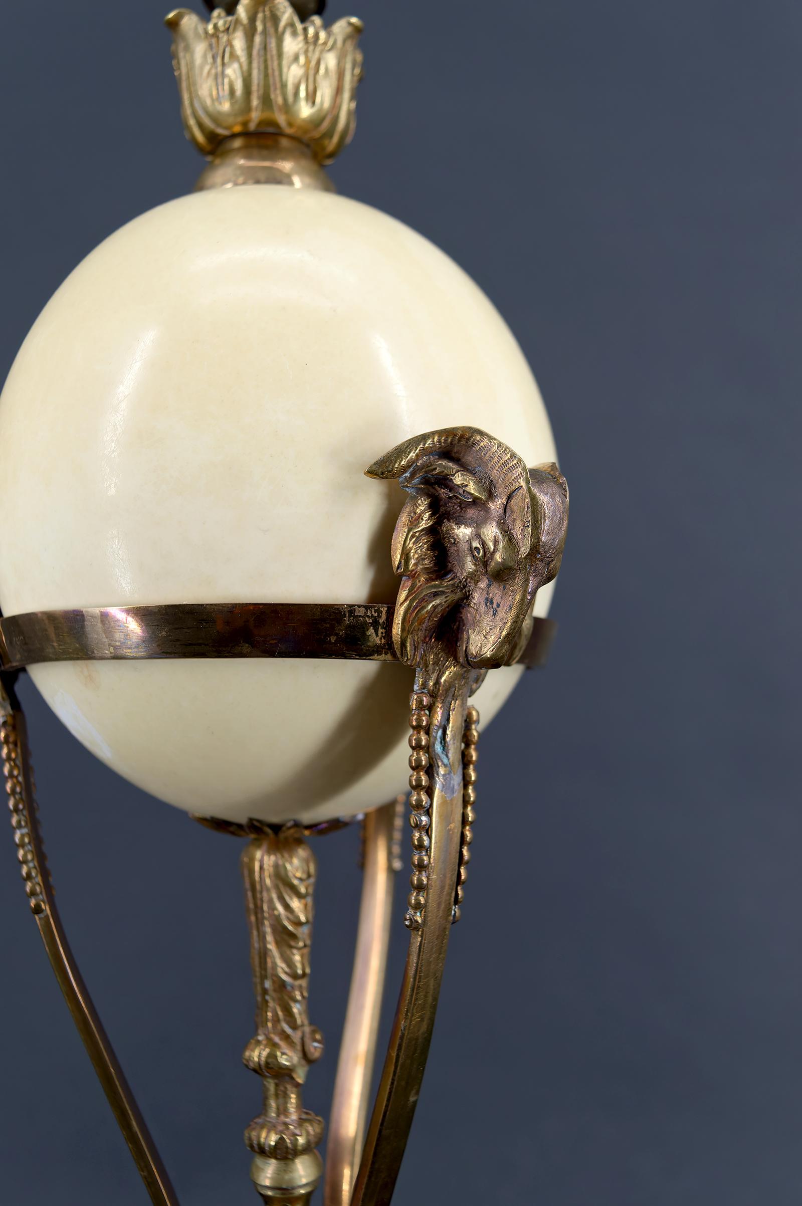 Neoklassizistische Lampe, Straußenei und Athener Bronzemontierung mit Tiermotiv, Frankreich (Frühes 20. Jahrhundert) im Angebot