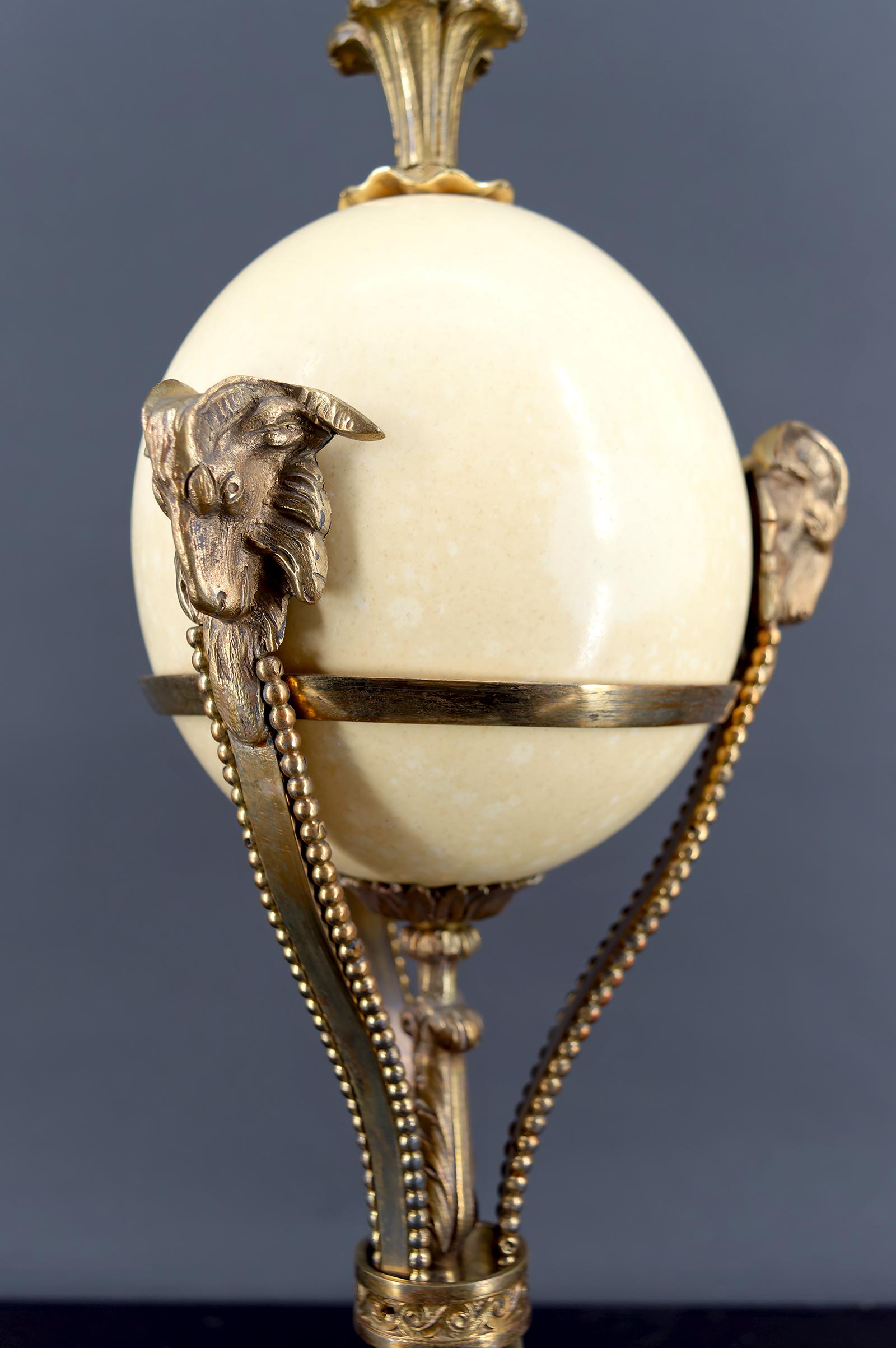 Neoklassizistische Lampe, Straußenei und Athener Bronzemontierung mit Tiermotiv, Frankreich (Frühes 20. Jahrhundert) im Angebot