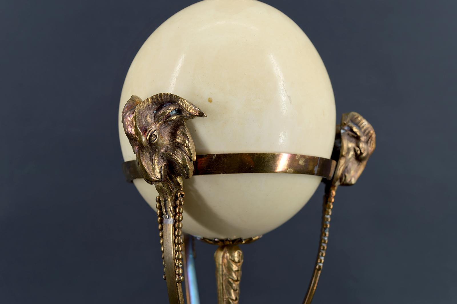 Neoklassizistische Lampe, Straußenei und Athener Bronzemontierung mit Tiermotiv, Frankreich (Metall) im Angebot
