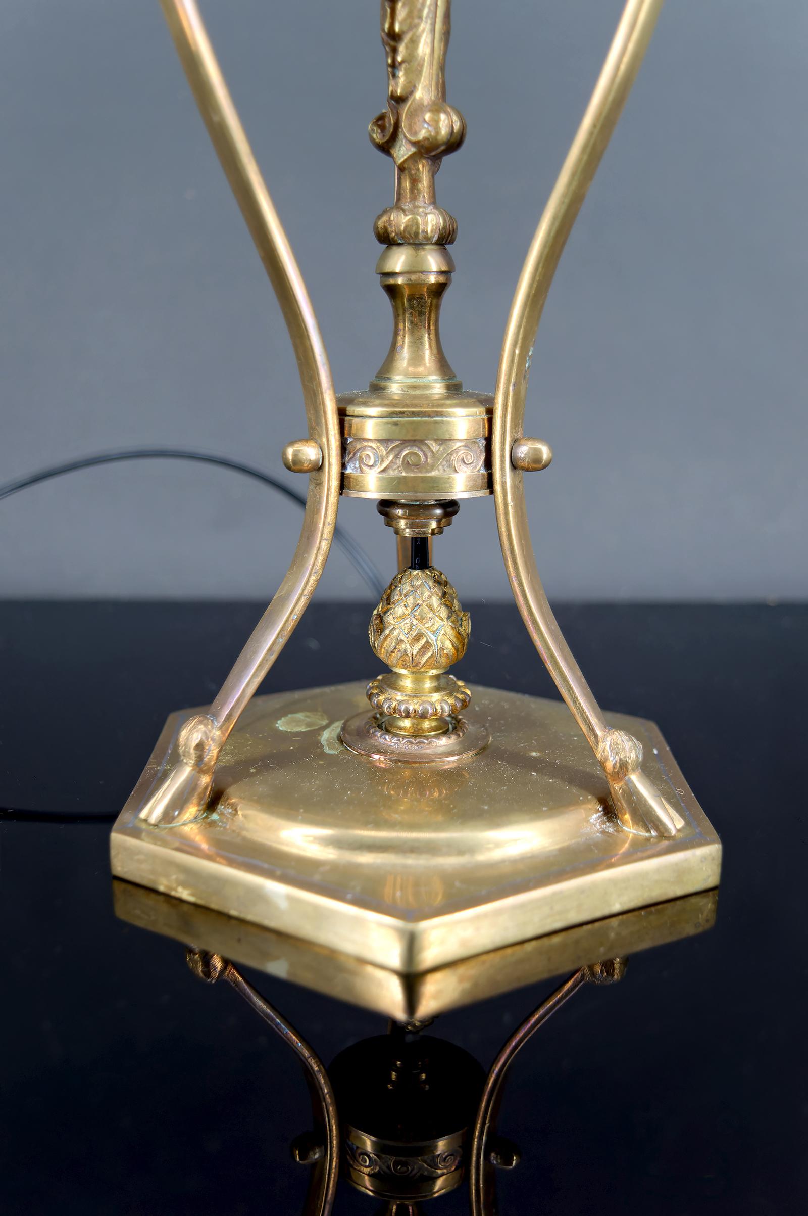 Neoklassizistische Lampe, Straußenei und Athener Bronzemontierung mit Tiermotiv, Frankreich im Angebot 1