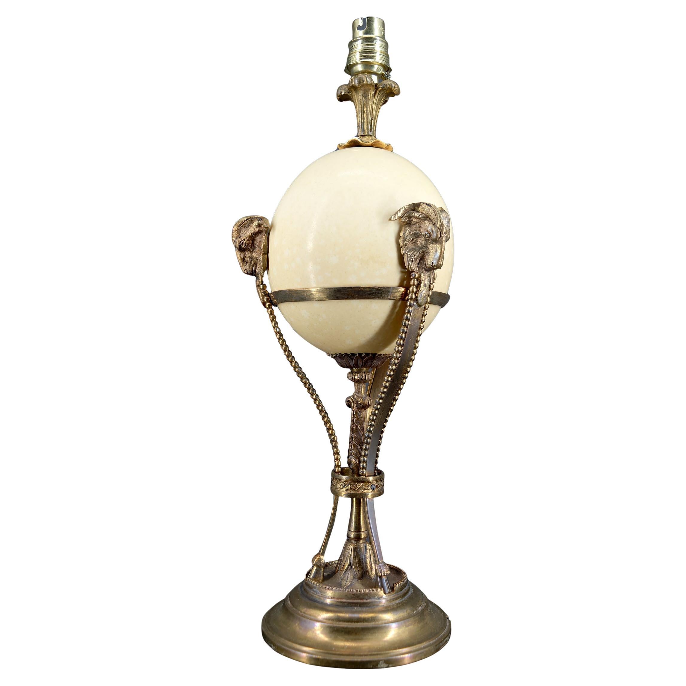 Neoklassizistische Lampe, Straußenei und Athener Bronzemontierung mit Tiermotiv, Frankreich im Angebot