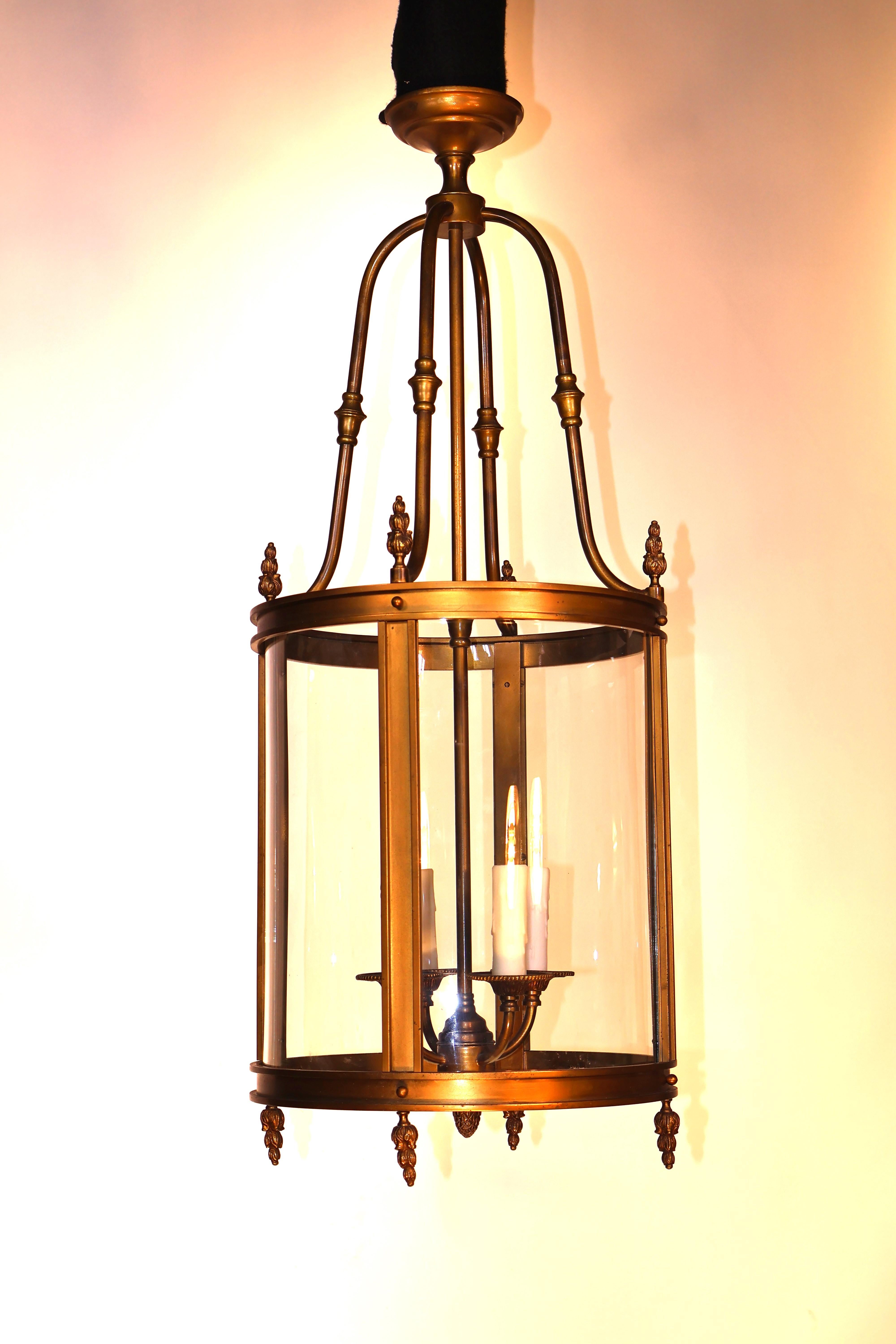 A Fine, Elegant and very simple cylindrical lantern, gilt bronze with curved glass panels. 4 lights. France, circa 1930.
Dimensions: Height 37 1/2