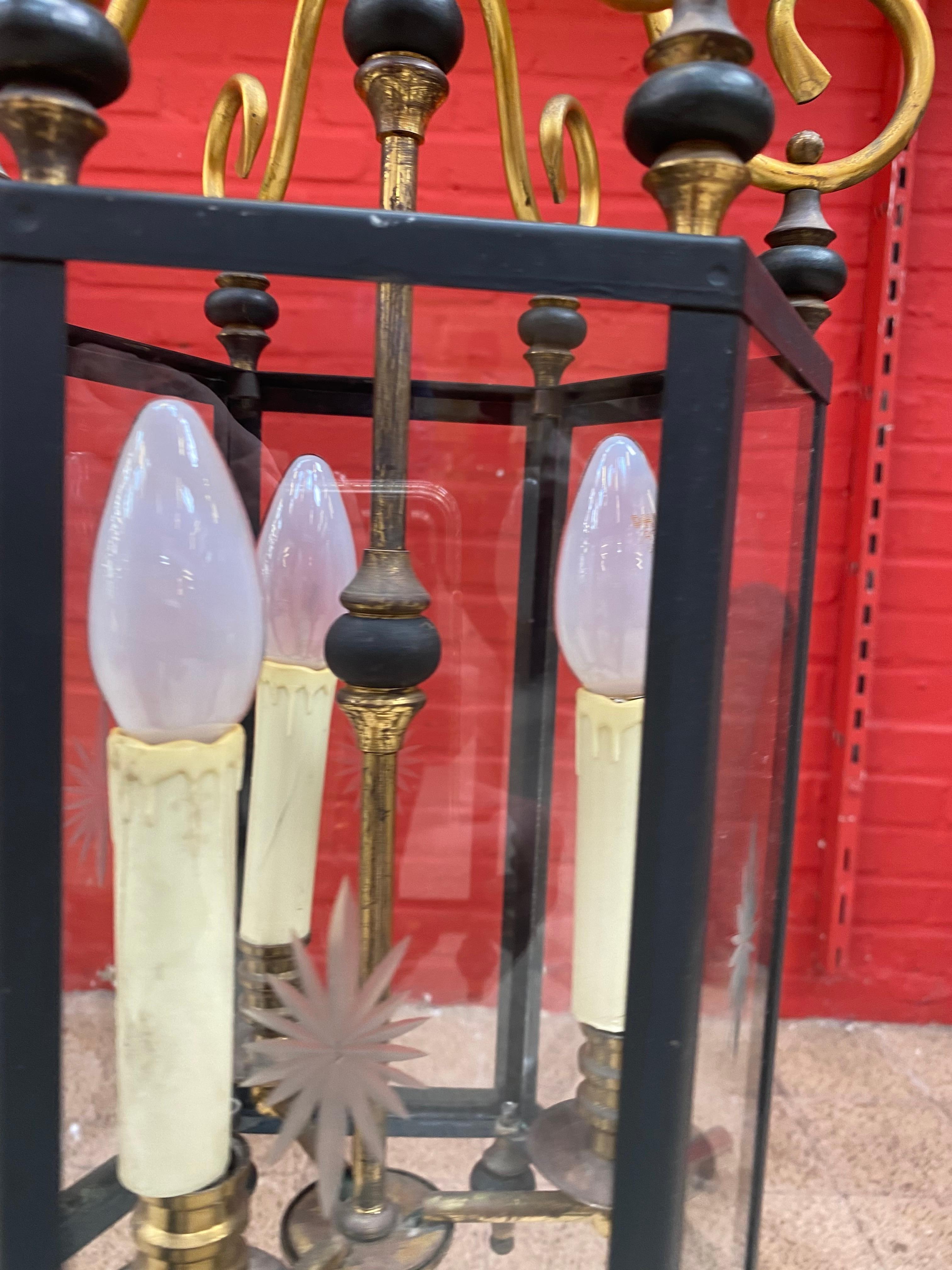 Neoclassical Lantern in Lacquered and Gilded Metal, circa 1950 For Sale 3