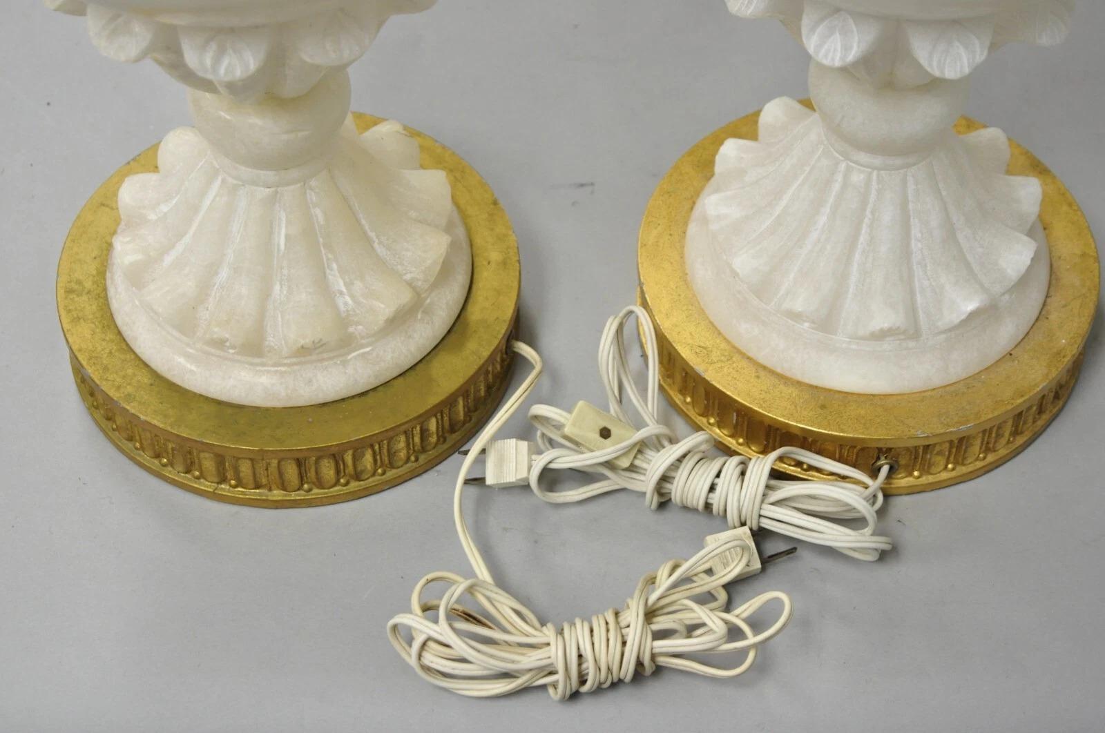 Paire de lampes de table néoclassiques en marbre massif sculpté à feuilles d'albâtre bulbeuses en vente 3