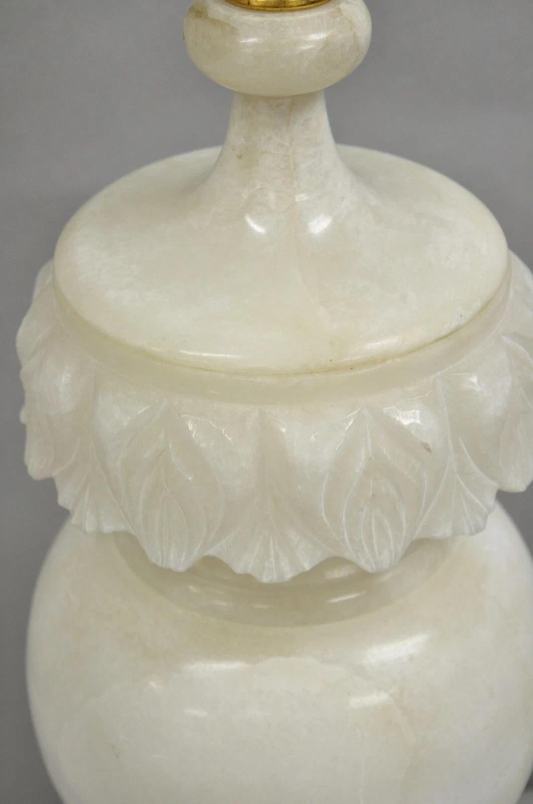 Paire de lampes de table néoclassiques en marbre massif sculpté à feuilles d'albâtre bulbeuses en vente 4