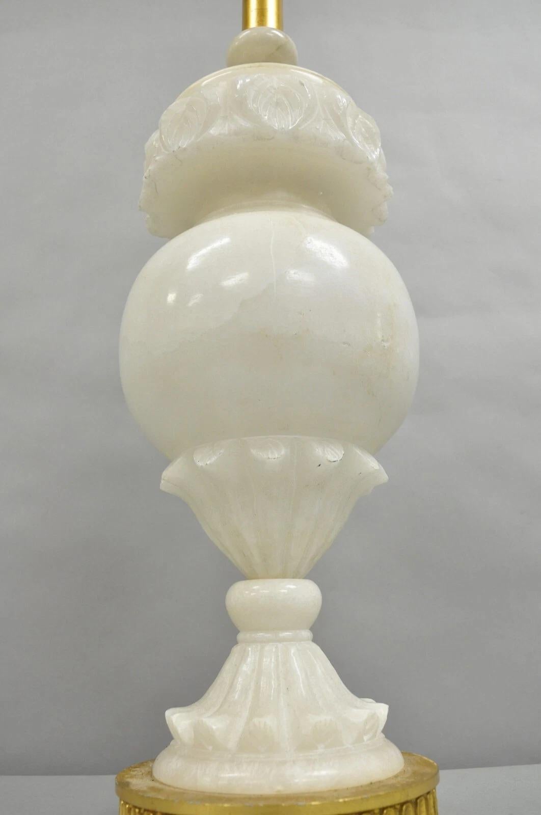 Paire de lampes de table néoclassiques en marbre massif sculpté à feuilles d'albâtre bulbeuses en vente 5