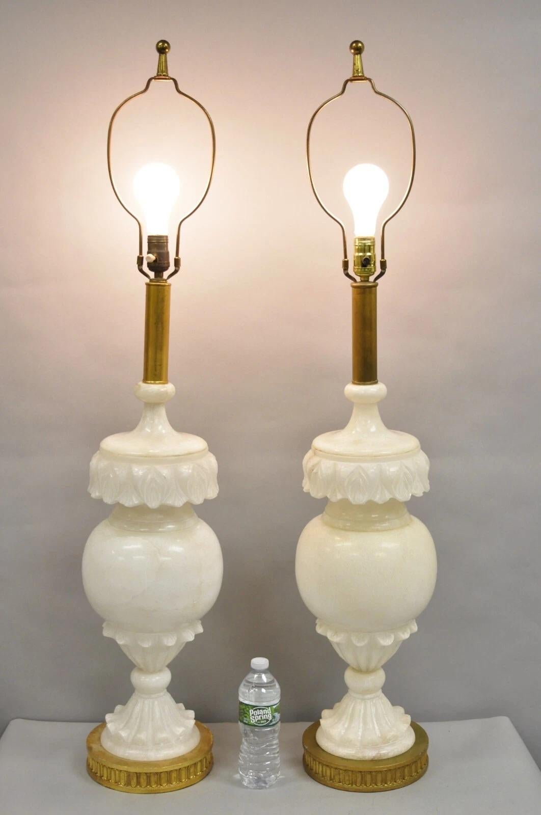 Ancienne lampe de table néoclassique italienne en marbre massif d'albâtre sculpté et feuillu sur des bases en métal doré - une paire. L'article se caractérise par une construction lourde de haute qualité, environ 30 livres par pièce. Circa Early
