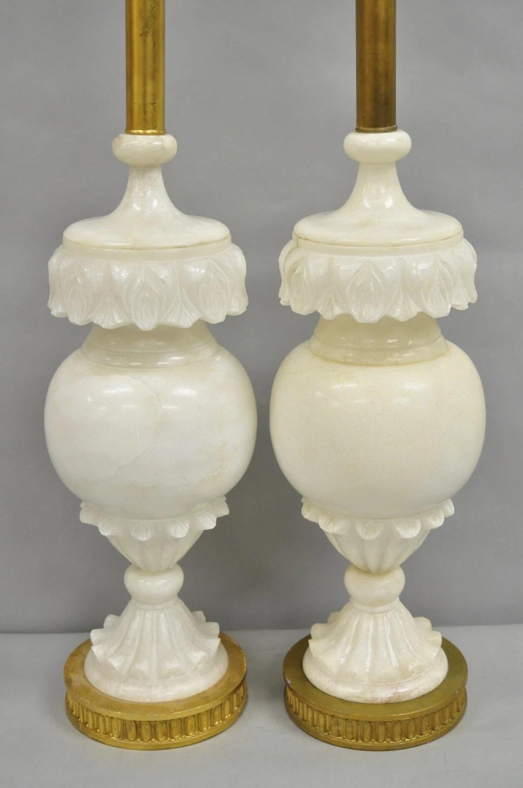 Néoclassique Paire de lampes de table néoclassiques en marbre massif sculpté à feuilles d'albâtre bulbeuses en vente