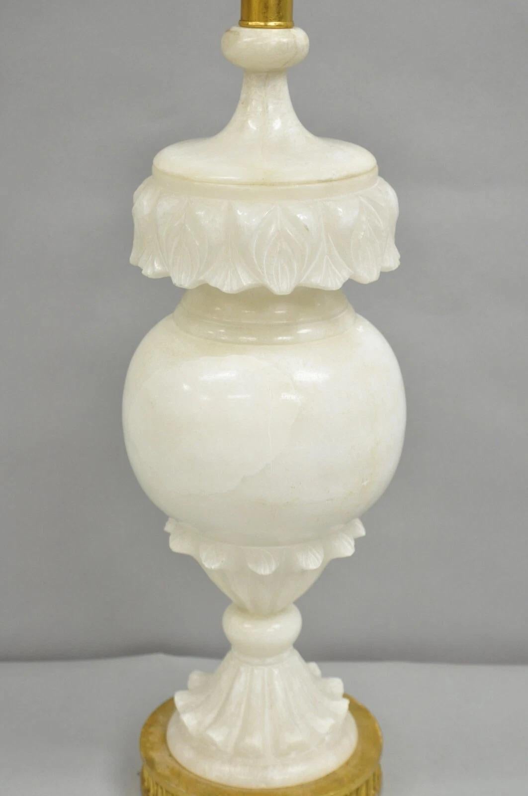 Inconnu Paire de lampes de table néoclassiques en marbre massif sculpté à feuilles d'albâtre bulbeuses en vente