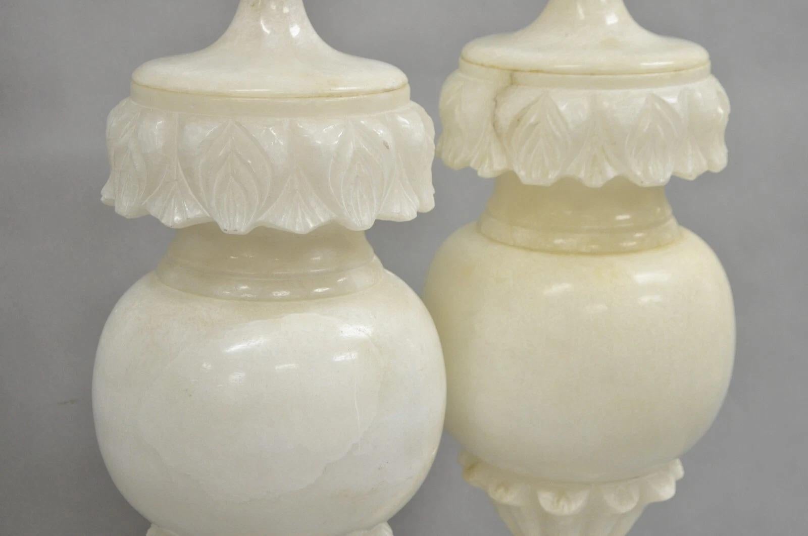 Paire de lampes de table néoclassiques en marbre massif sculpté à feuilles d'albâtre bulbeuses Bon état - En vente à Philadelphia, PA