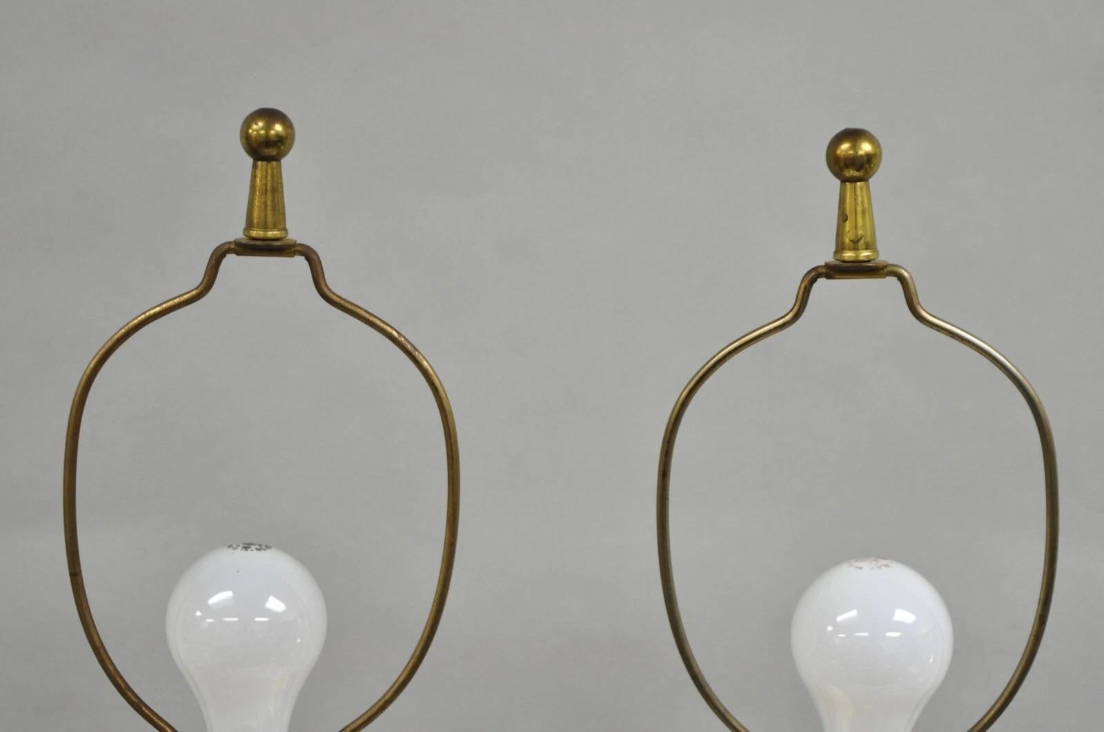 20ième siècle Paire de lampes de table néoclassiques en marbre massif sculpté à feuilles d'albâtre bulbeuses en vente