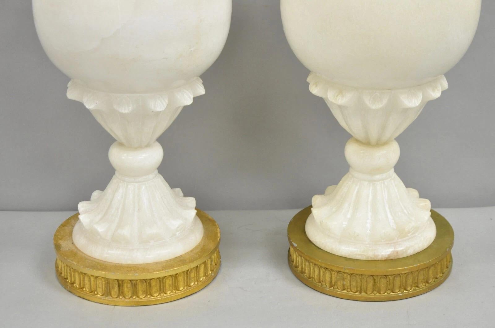 Paire de lampes de table néoclassiques en marbre massif sculpté à feuilles d'albâtre bulbeuses en vente 1