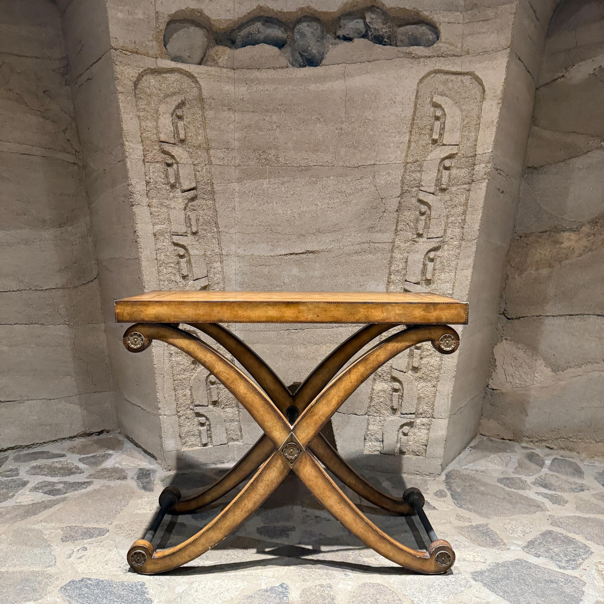 Per la tua considerazione, una consolle vintage neoclassica rivestita in pelle di Kreiss. Bellissimo design classico con gambe a 