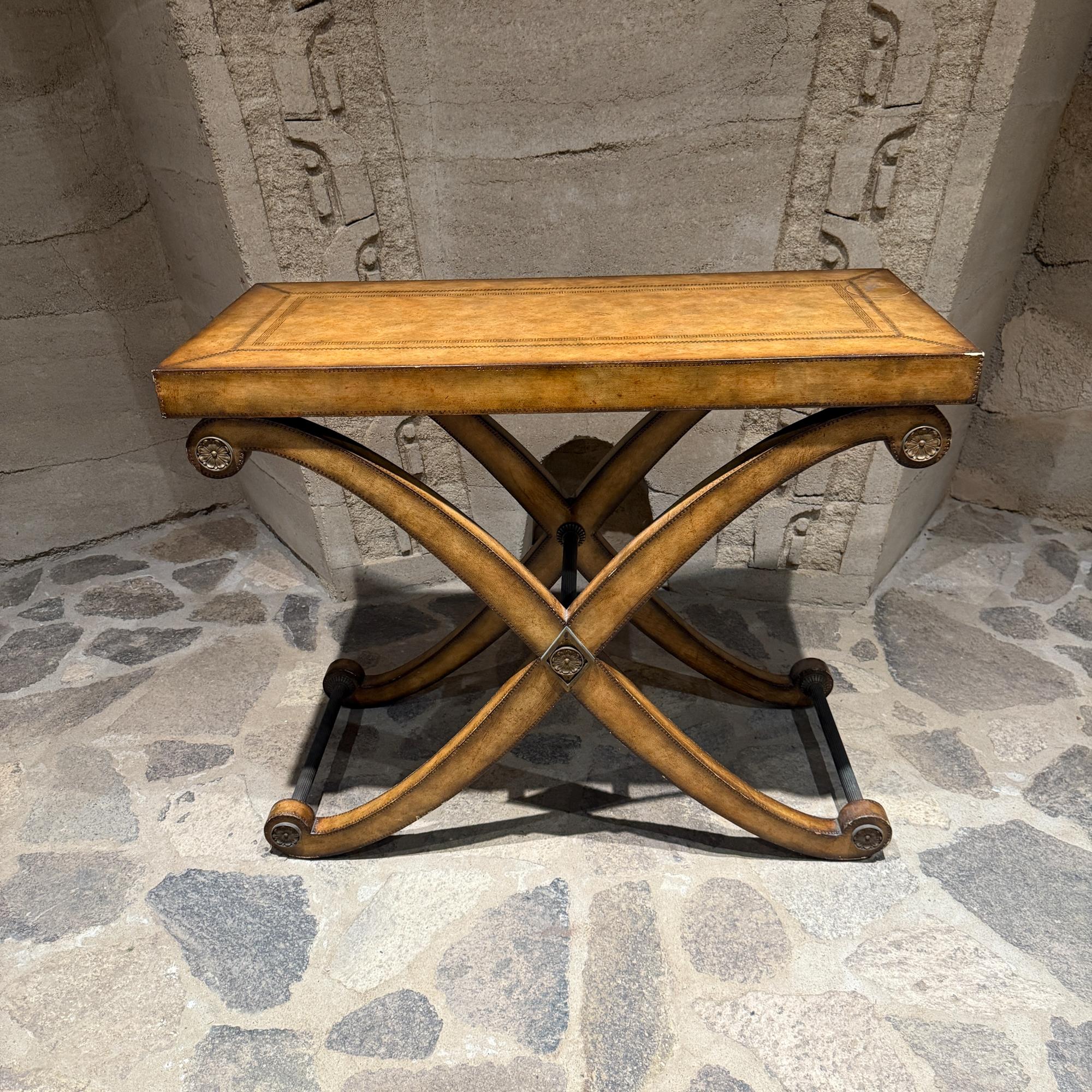 Neoclassico Tavolo consolle neoclassico rivestito in pelle di Kreiss in vendita
