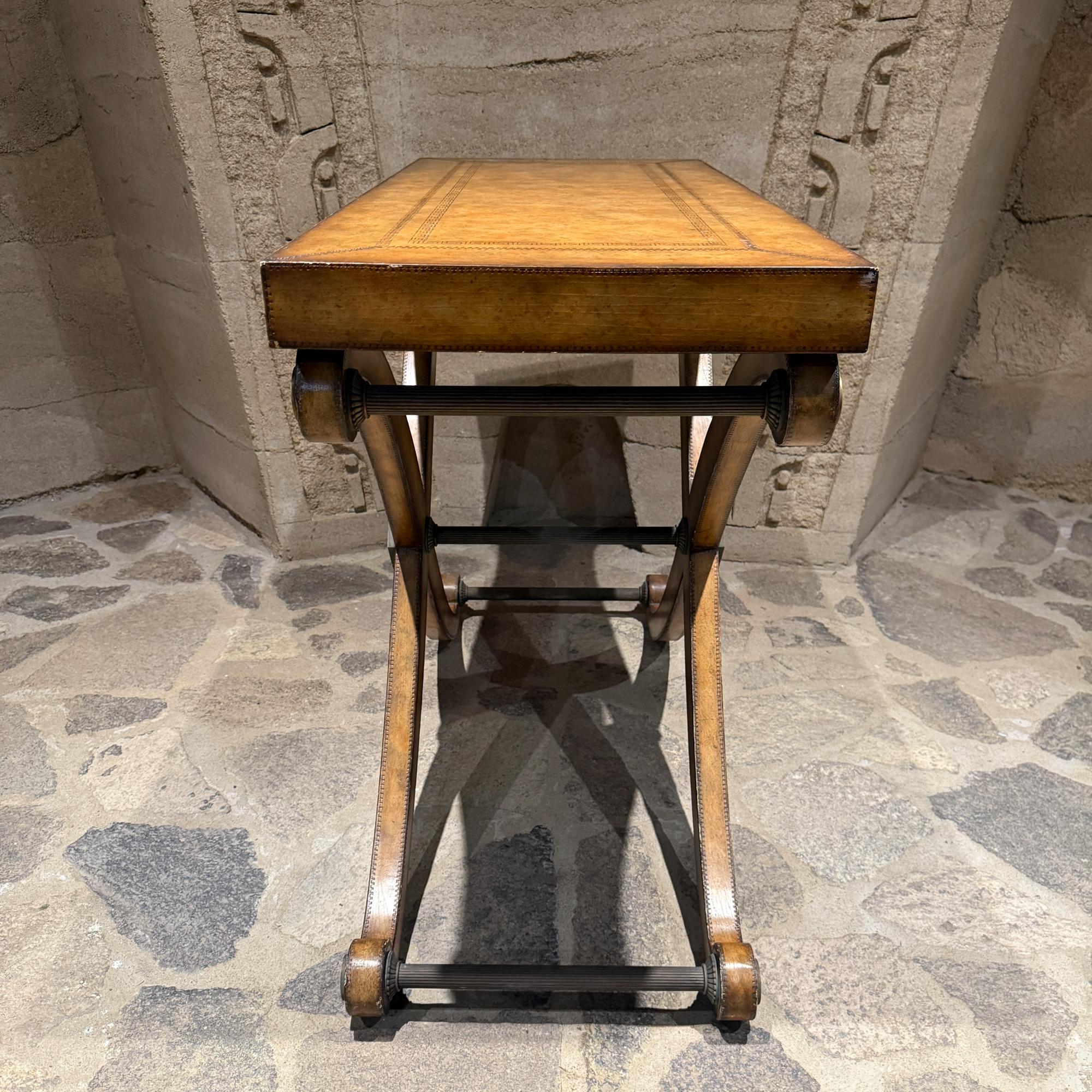 Patinato Tavolo consolle neoclassico rivestito in pelle di Kreiss in vendita
