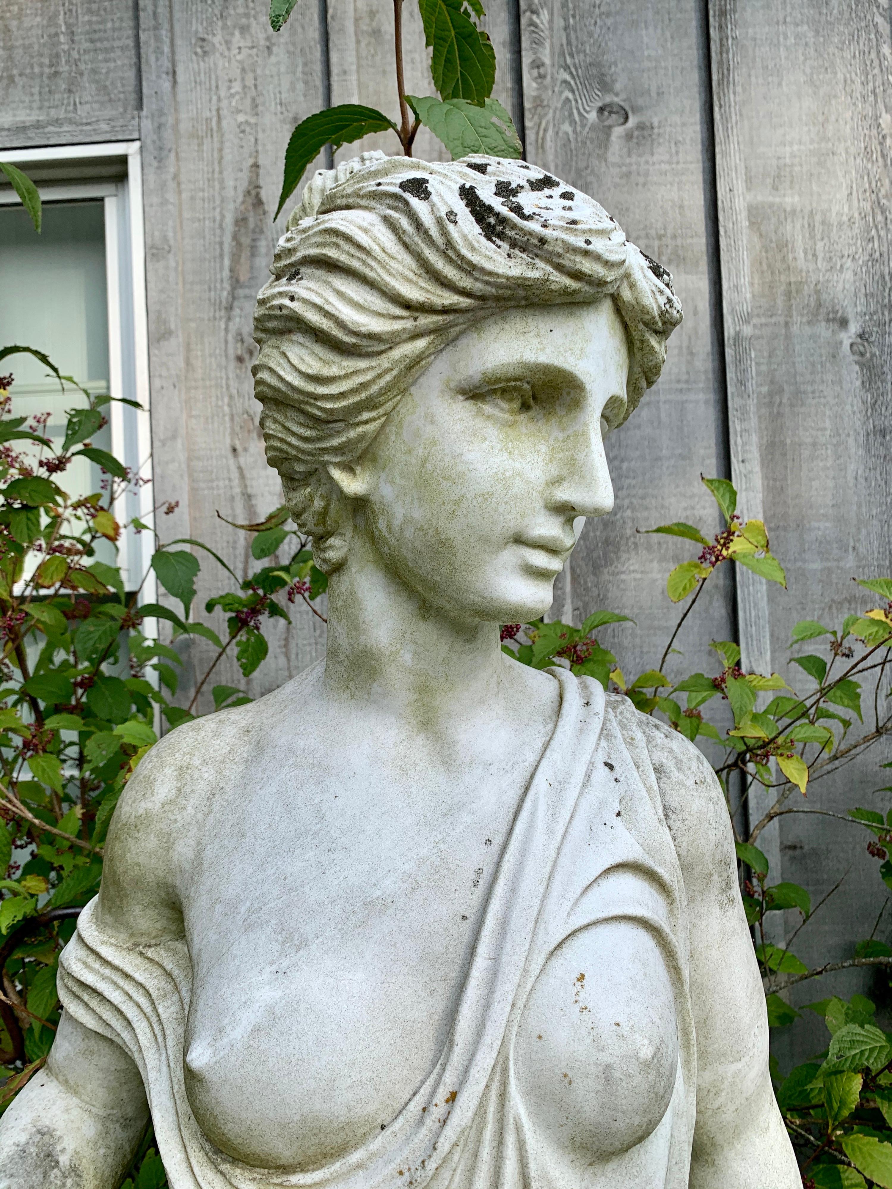 Diese neoklassische griechische Göttin in Lebensgröße ist ein architektonisches Wunderwerk, das garantiert für Aufsehen sorgt. Alle Abmessungen sind unten angegeben. Heute ist das Zuhause mehr denn je dort, wo das Herz ist.