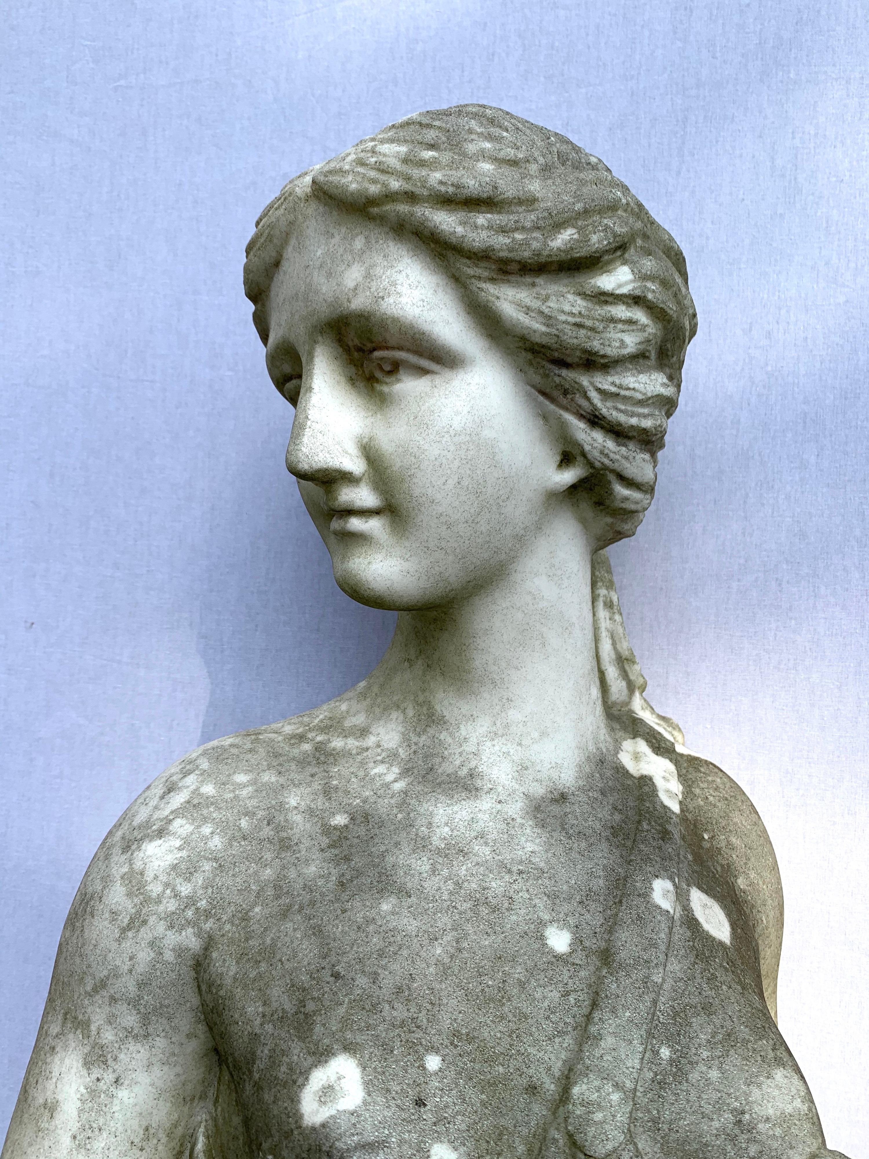 Neoklassizistische lebensgroße griechische Göttin mit Trauben-Marmorskulptur-Statue (Neoklassisch) im Angebot