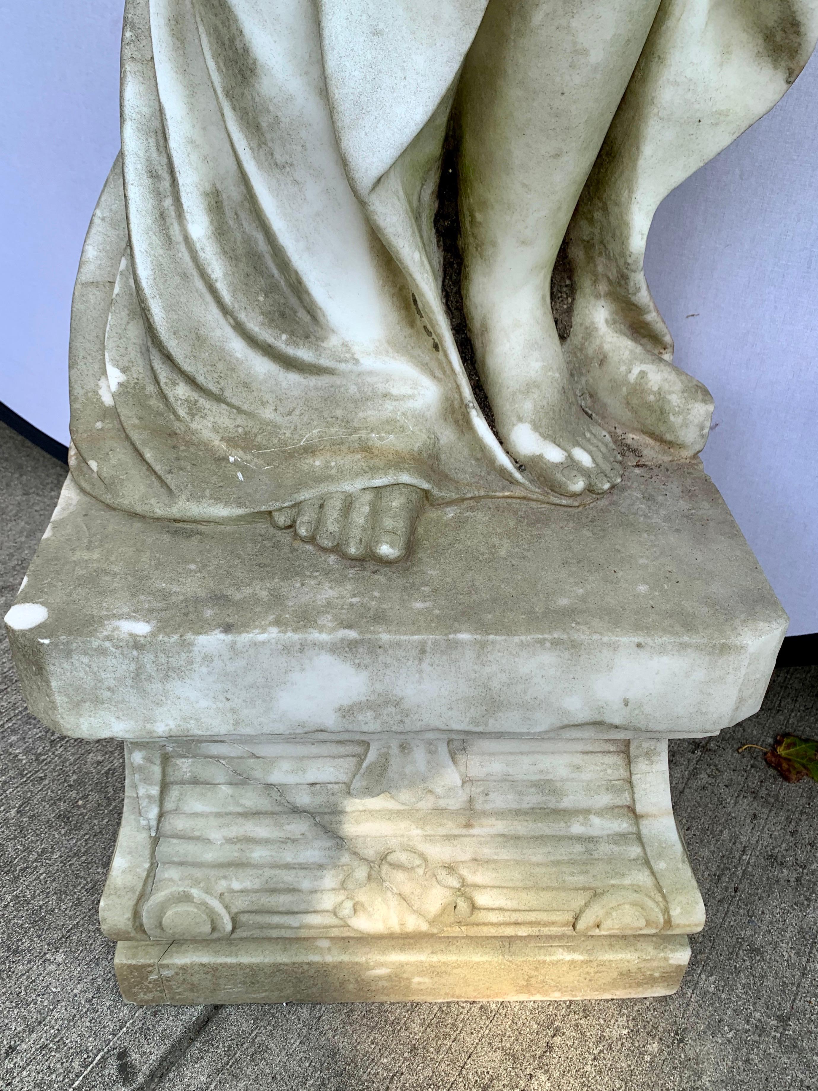 Neoklassizistische lebensgroße griechische Göttin mit Trauben-Marmorskulptur-Statue im Zustand „Gut“ im Angebot in West Hartford, CT