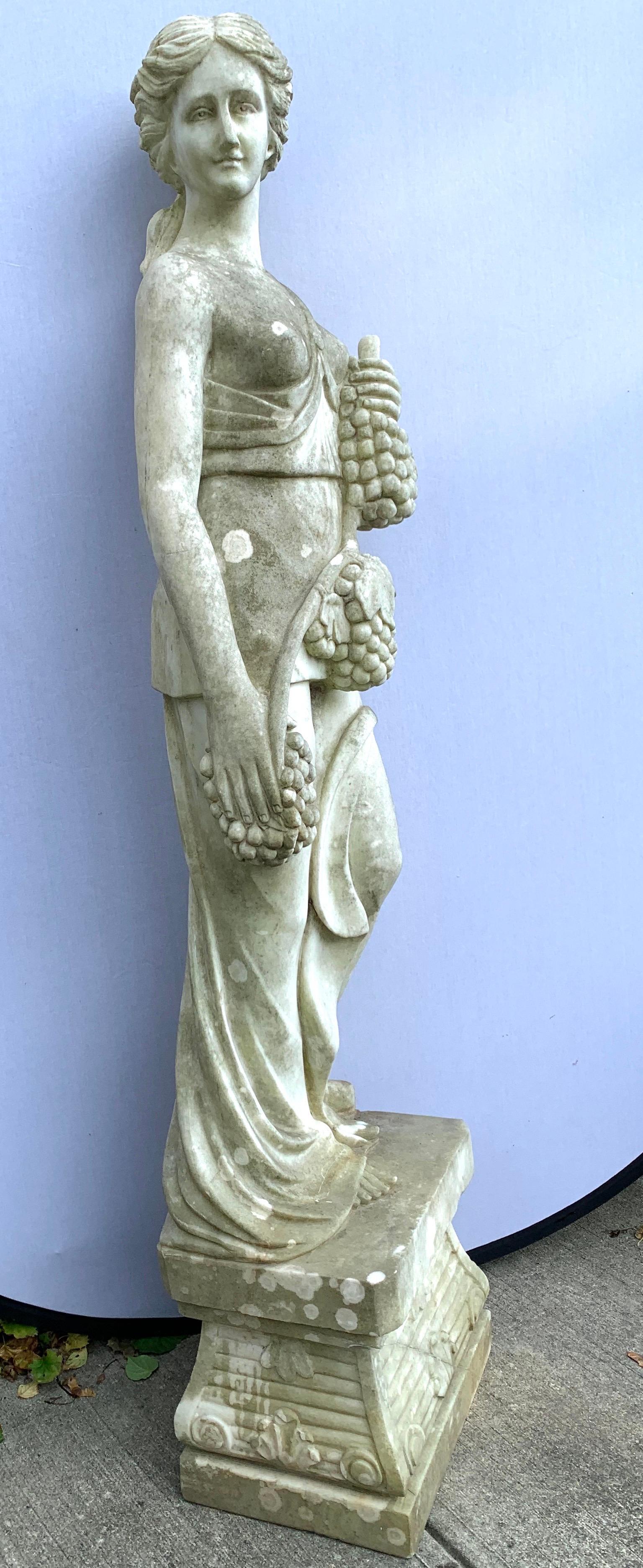 Neoklassizistische lebensgroße griechische Göttin mit Trauben-Marmorskulptur-Statue (20. Jahrhundert) im Angebot