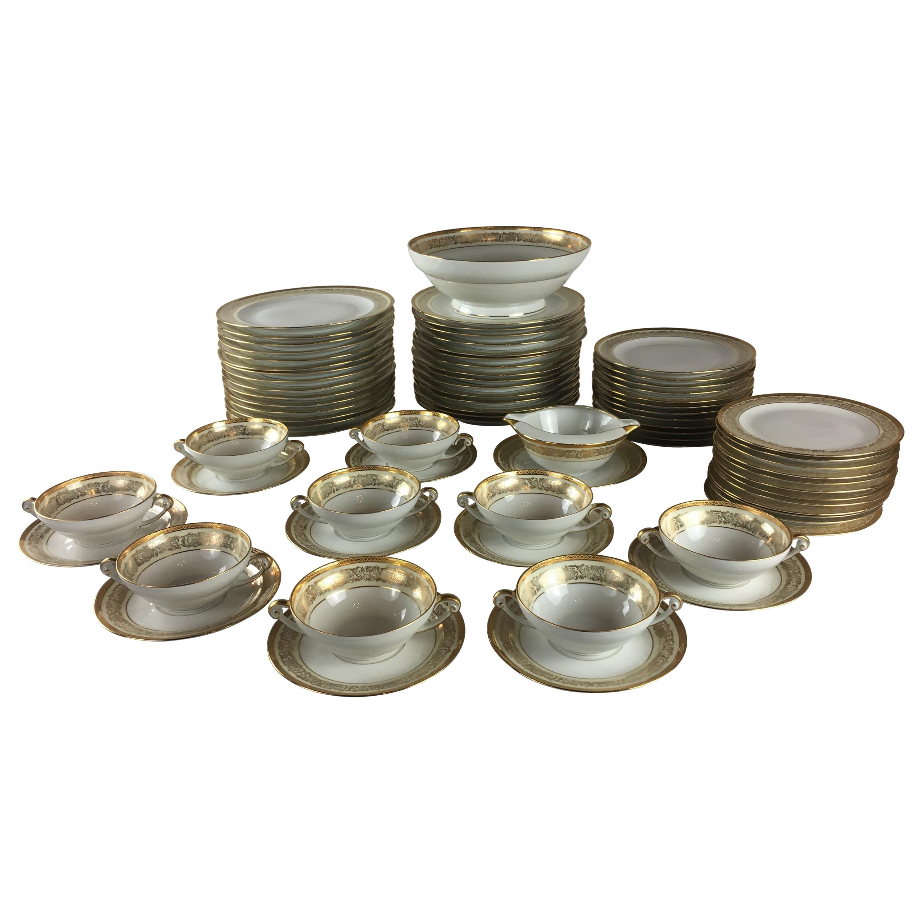 Service de table noclassique en porcelaine de Limoges  bordure dore de 70 pices, sign