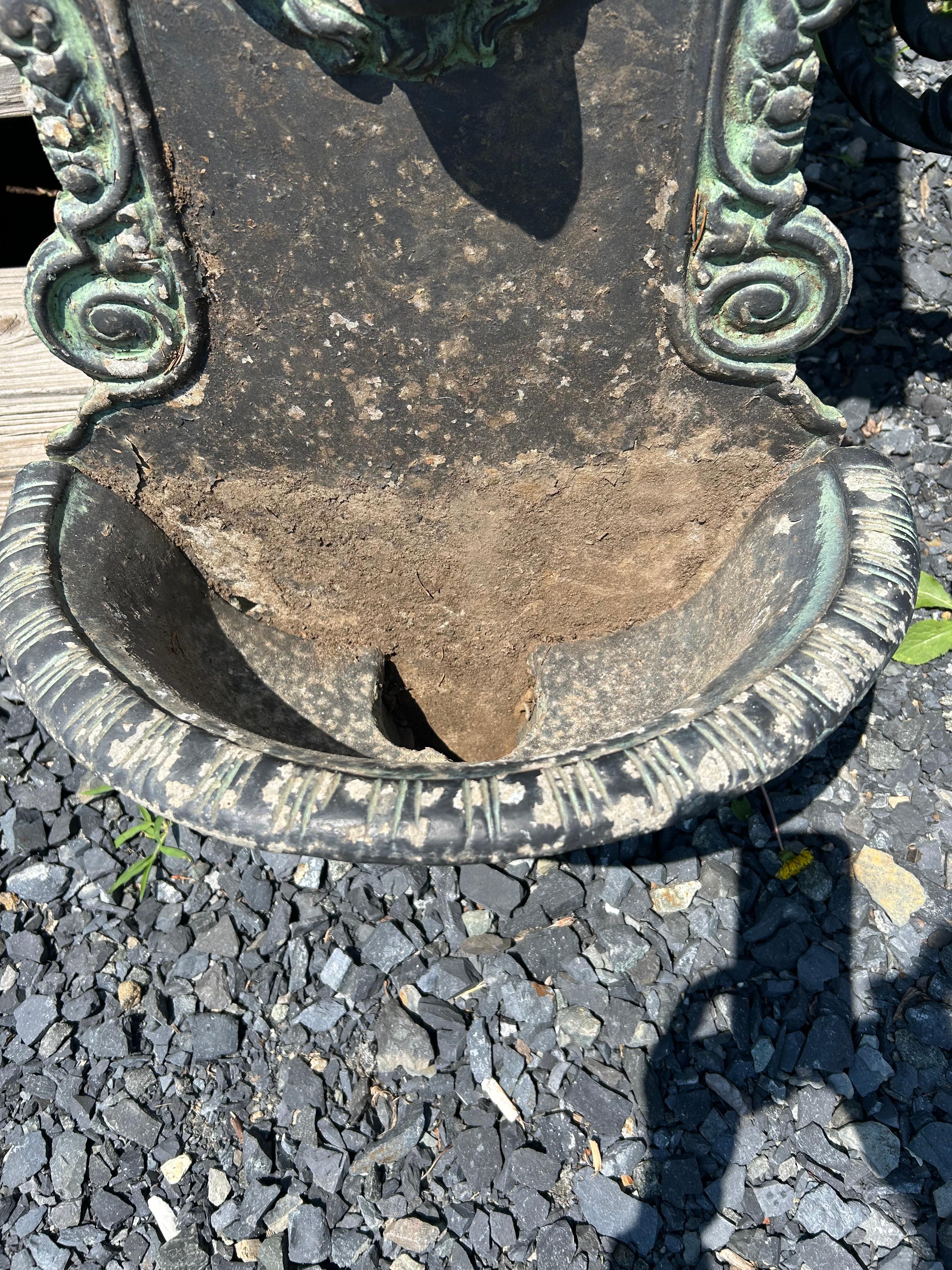 Jardinière murale néoclassique à motif de lion Jardinaire en vente 3