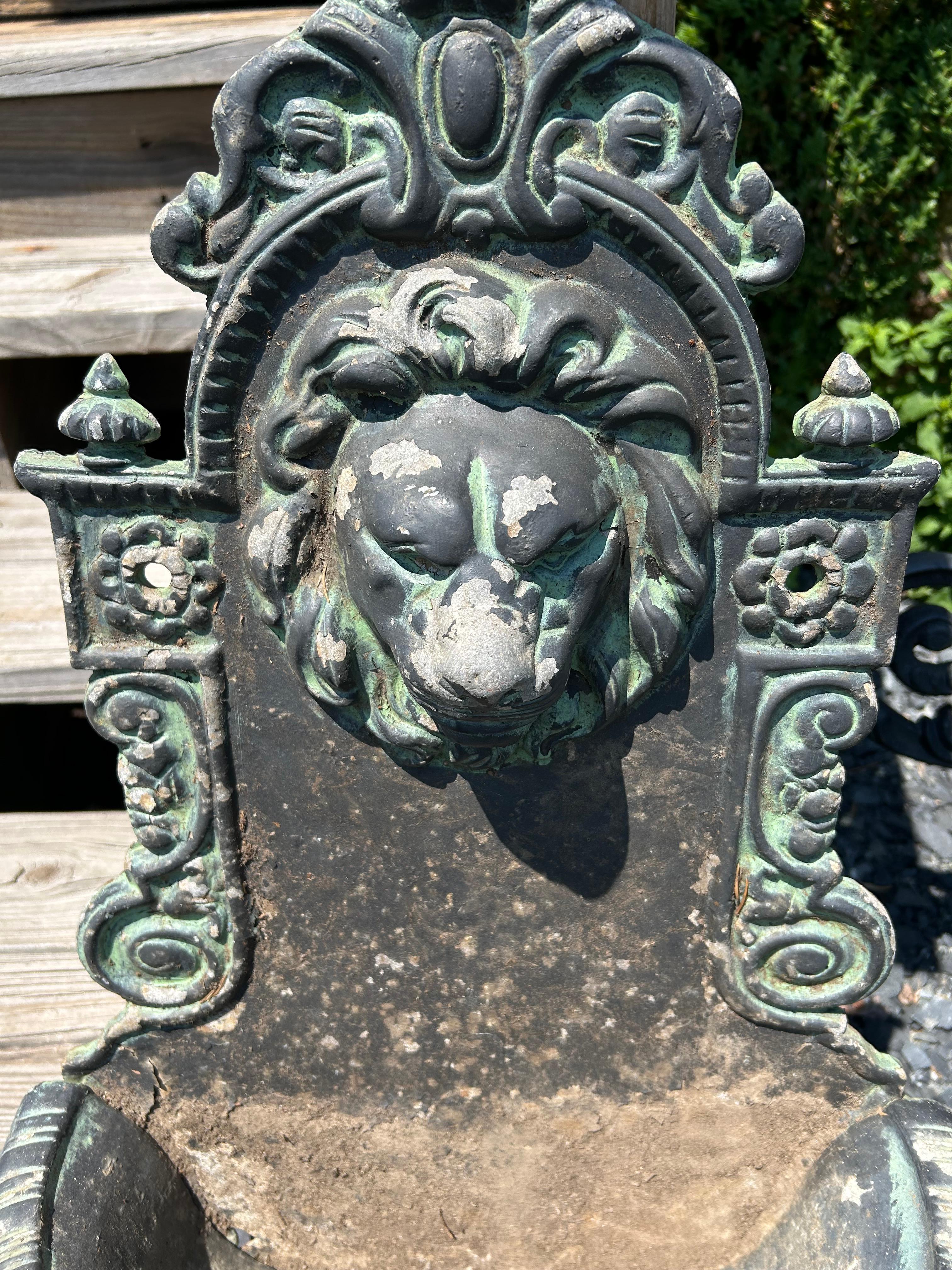 Jardinière murale néoclassique à motif de lion Jardinaire en vente 5