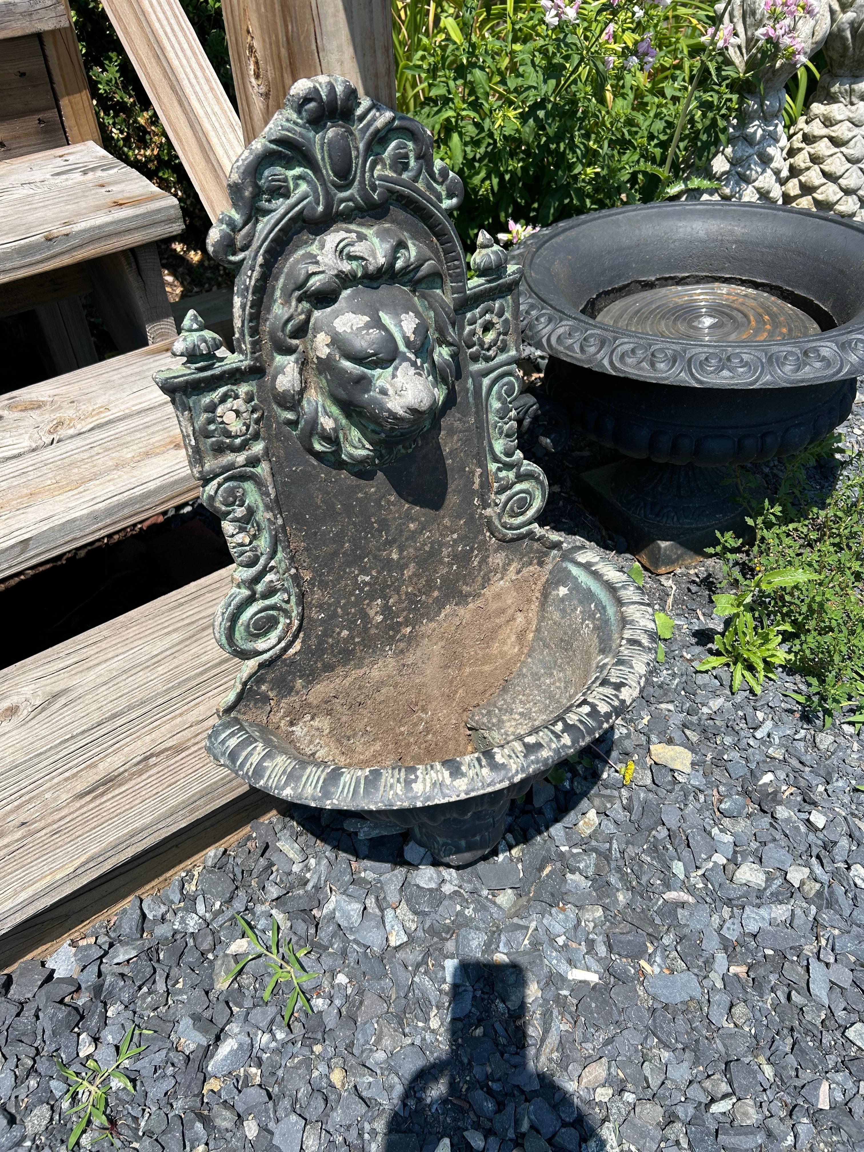Néoclassique Jardinière murale néoclassique à motif de lion Jardinaire en vente