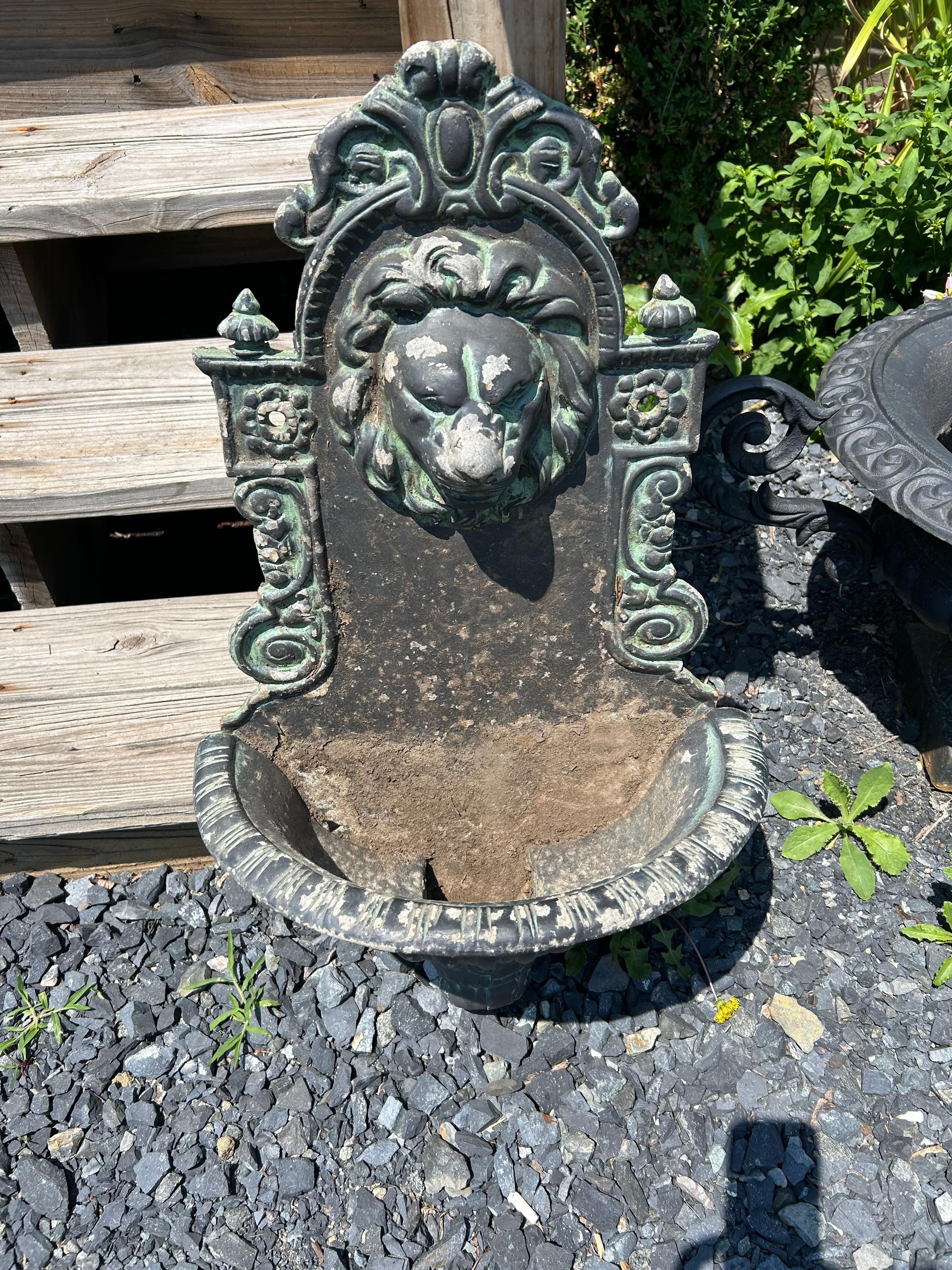 Mexicain Jardinière murale néoclassique à motif de lion Jardinaire en vente