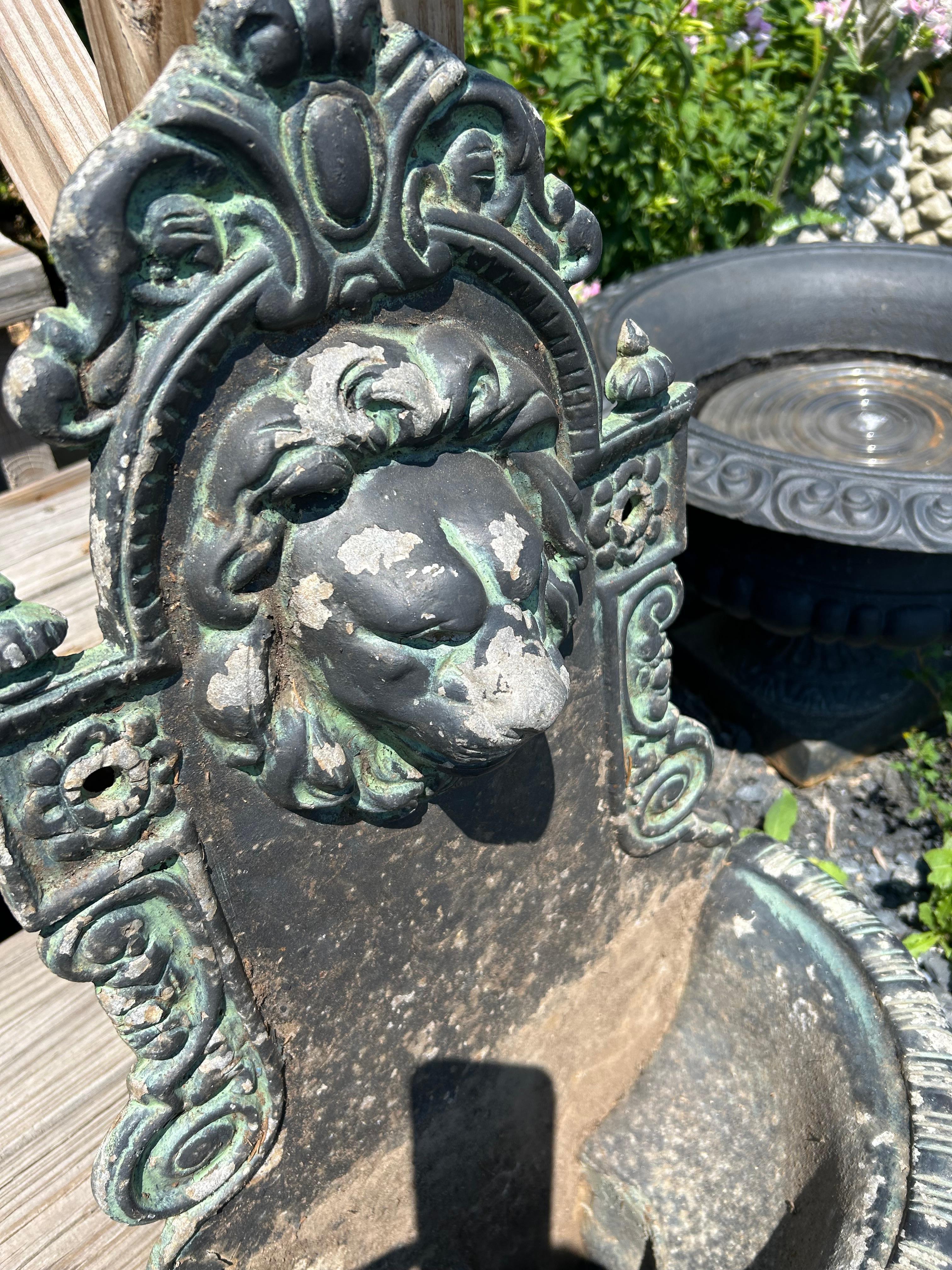 Jardinière murale néoclassique à motif de lion Jardinaire Bon état - En vente à Hopewell, NJ