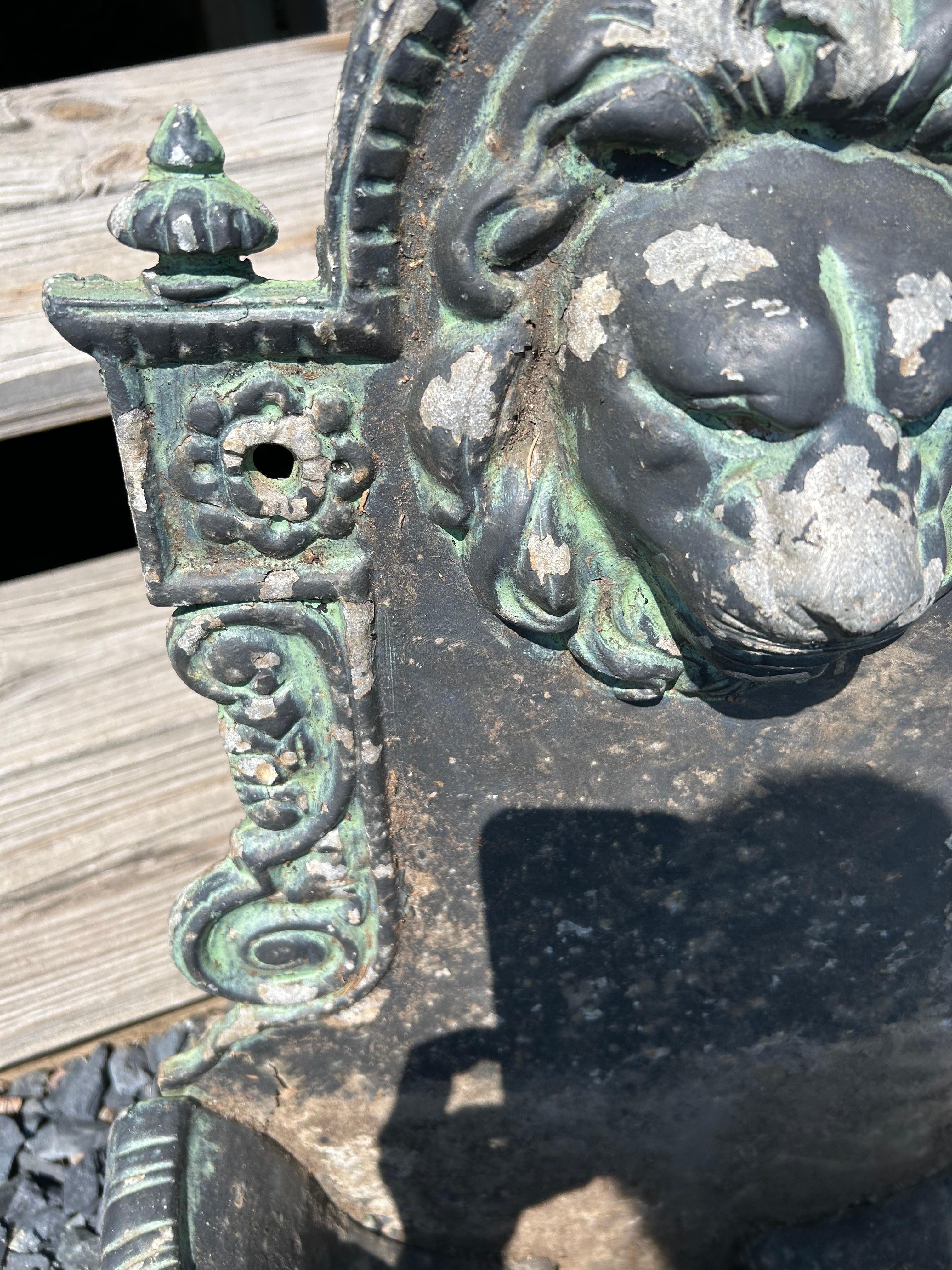 Métal Jardinière murale néoclassique à motif de lion Jardinaire en vente