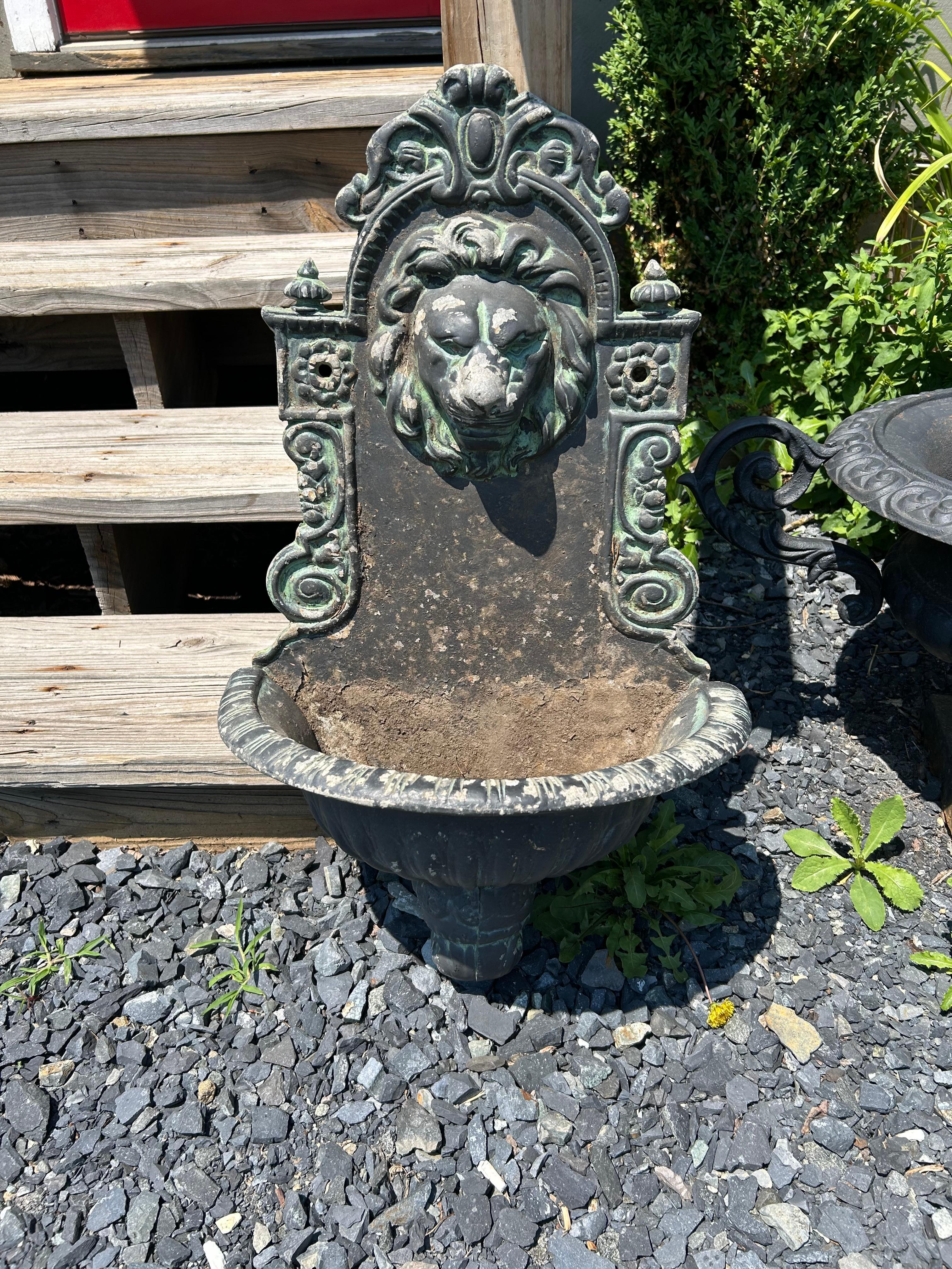 Jardinière murale néoclassique à motif de lion Jardinaire en vente 1