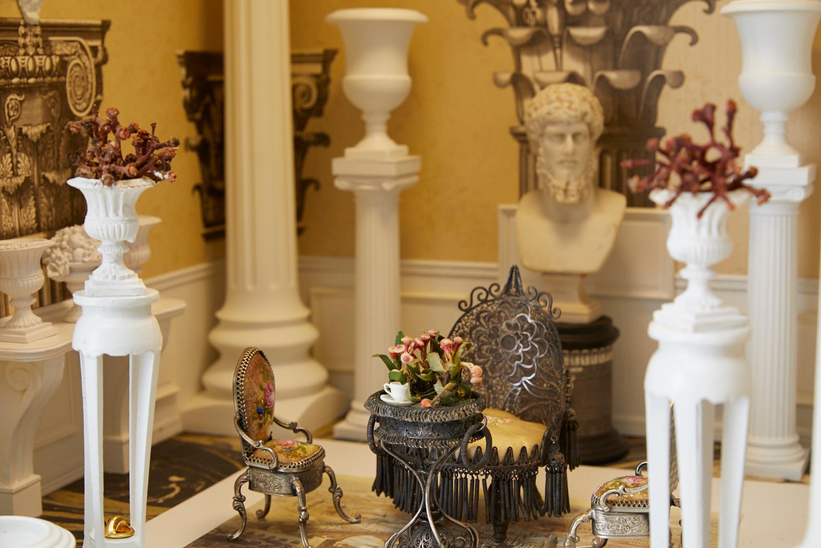 Neoclassical London Museum Miniature Doll House by Tom Roberts In Good Condition In Rio Vista, CA