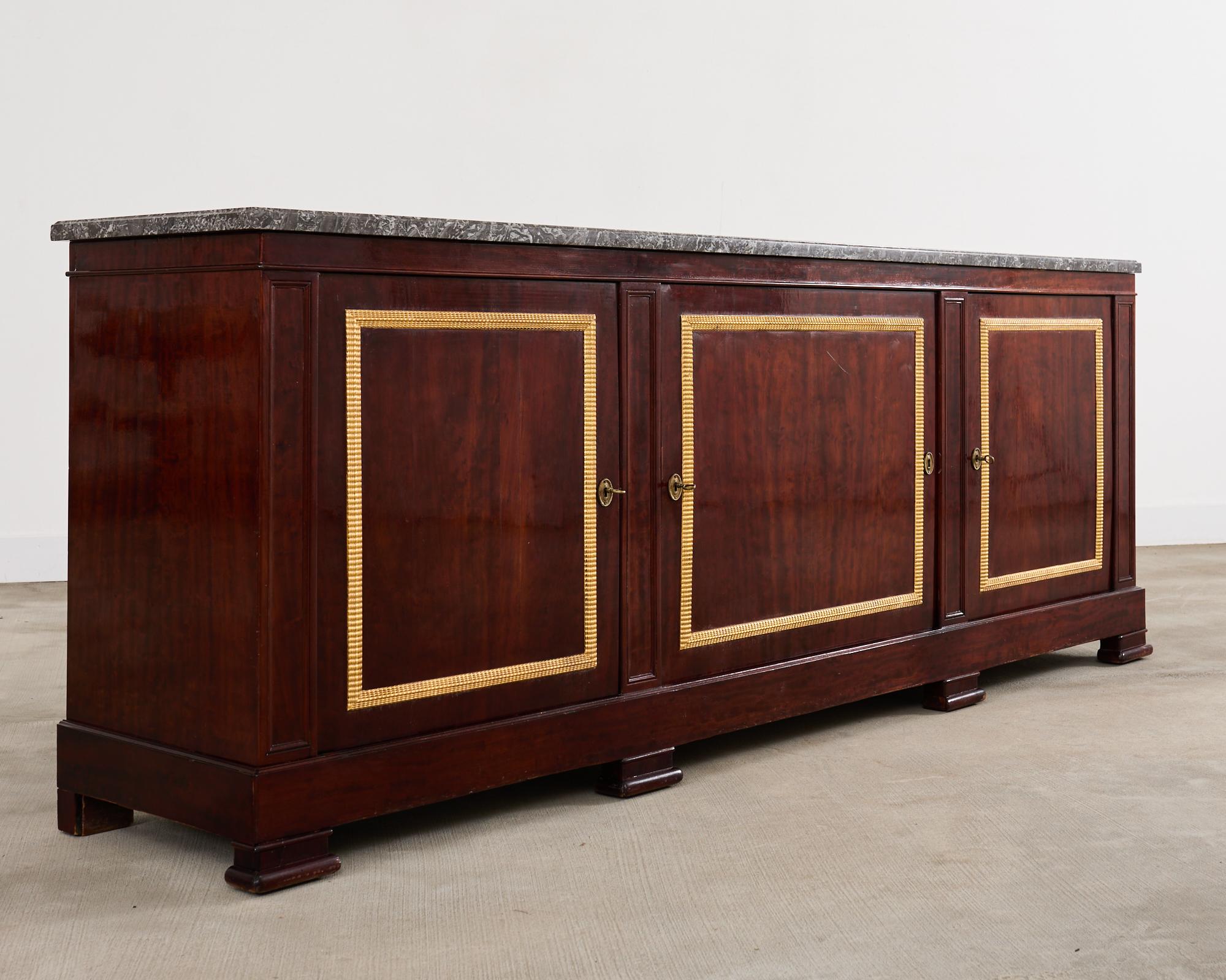Louis-Philippe Buffet néoclassique Louis Philippe en acajou avec plateau en marbre en vente