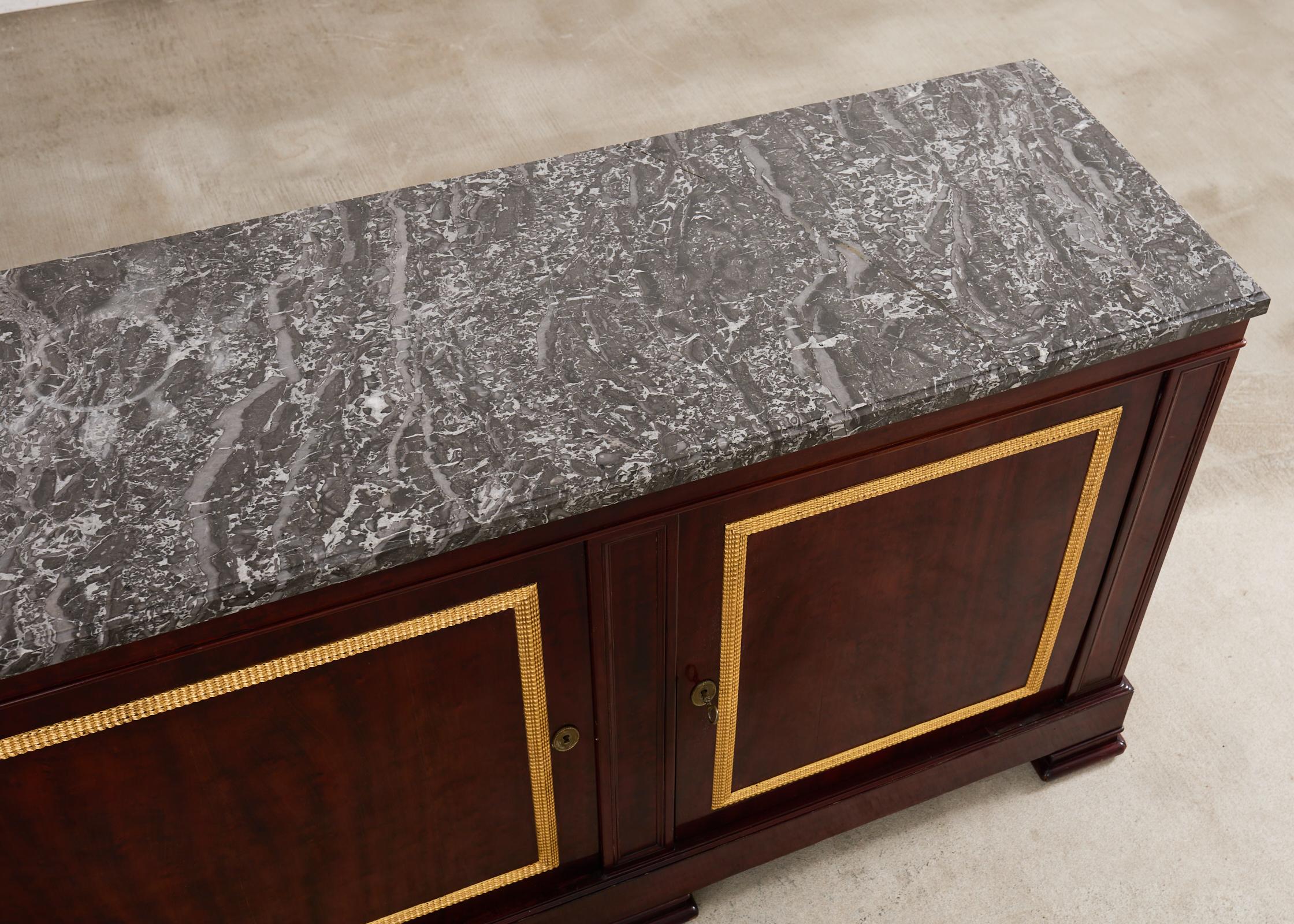 XIXe siècle Buffet néoclassique Louis Philippe en acajou avec plateau en marbre en vente