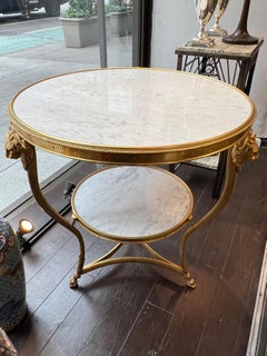 Centre de table néoclassique de style Louis XVI en marbre blanc et bronze doré Gueridon