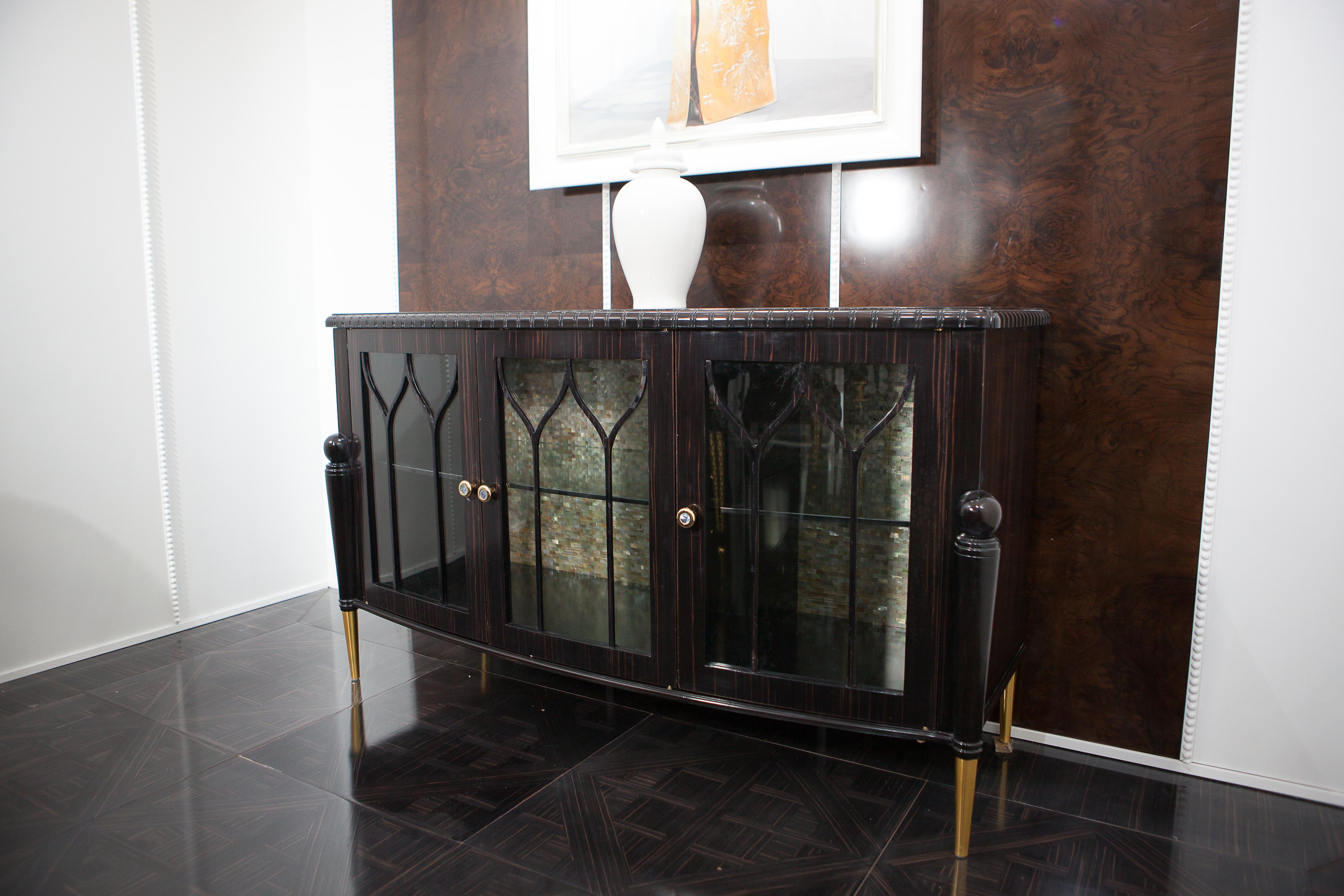 Vetrina bassa neoclassica in Wood Wood con decorazione interna a mosaico di perle

Ti presentiamo la splendida Vetrine, una vetrina su misura perfetta per esporre i tuoi oggetti più preziosi. Realizzato in legno massiccio con un'elegante finitura