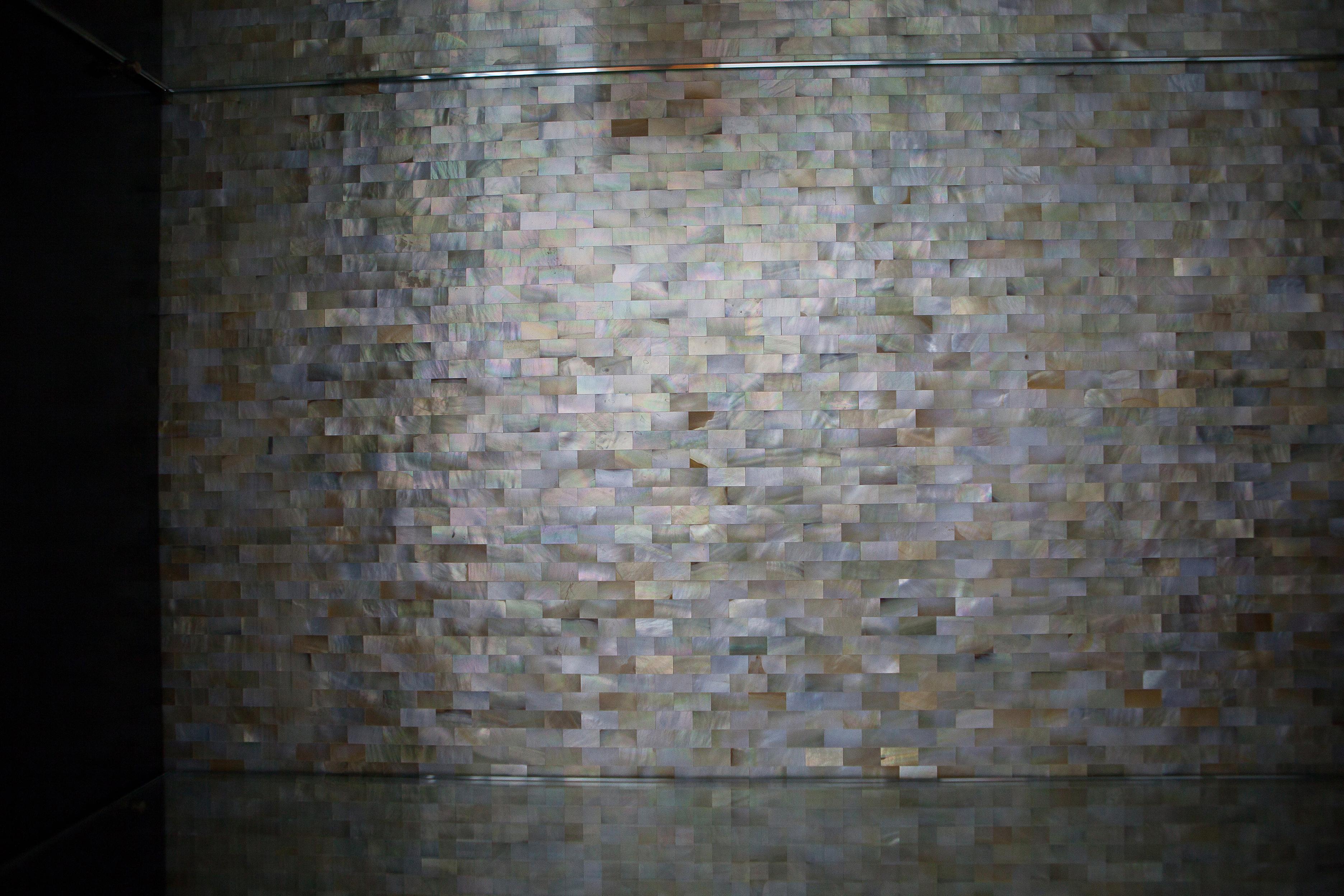 Pearlware Vetrina bassa neoclassica in Wood Wood con decorazione interna a mosaico di perle in vendita